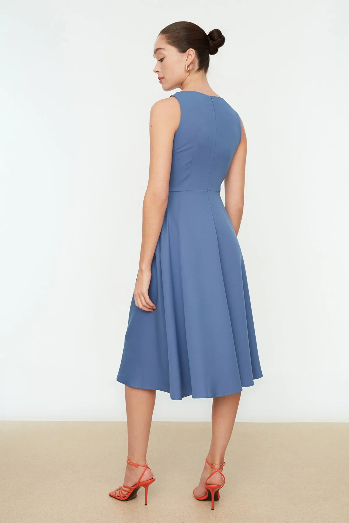 Trendyol Collection  Midi-Plissee-Webkleid mit Indigo-Taille TWOSS20EL0980