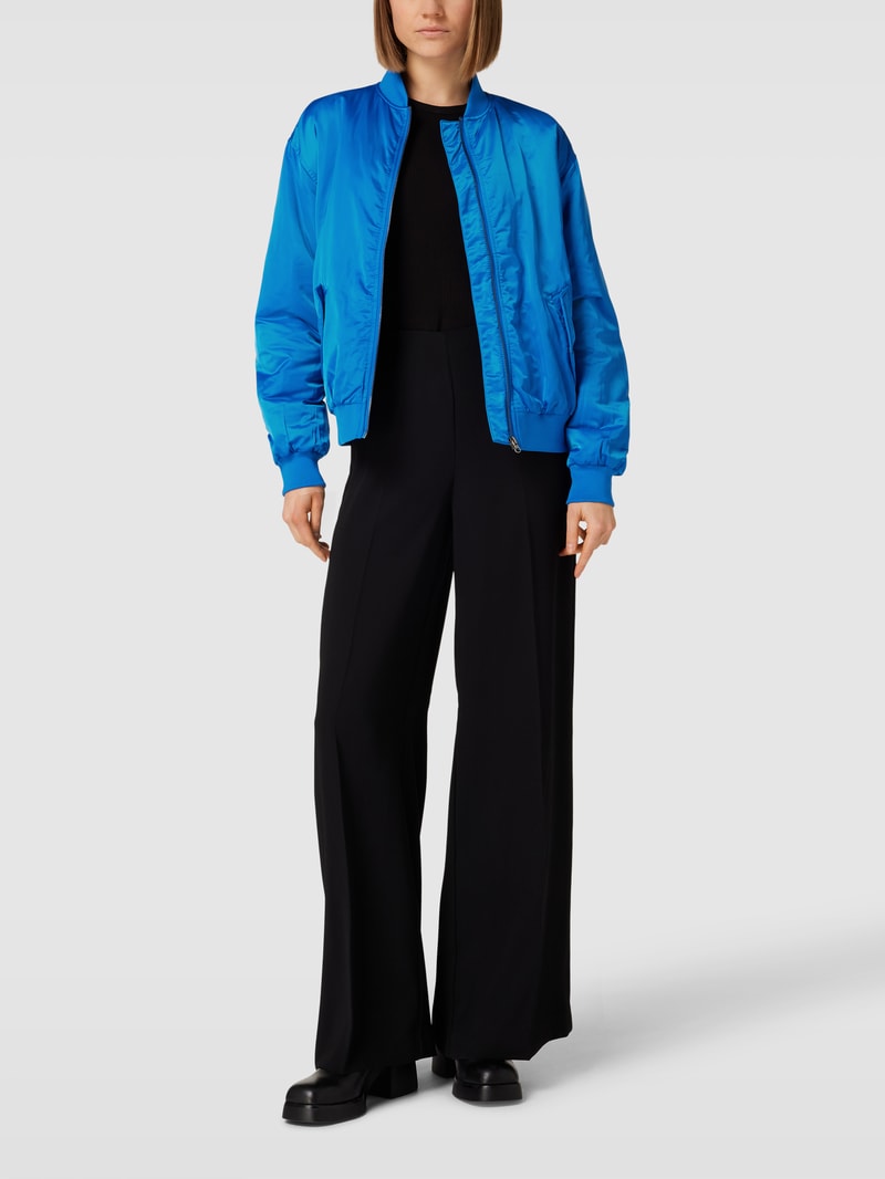 Blouson mit seitlichen Eingrifftaschen in blau