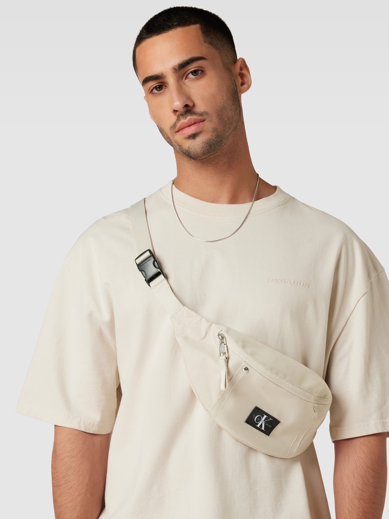 Bauchtasche mit Label-Patch in sand