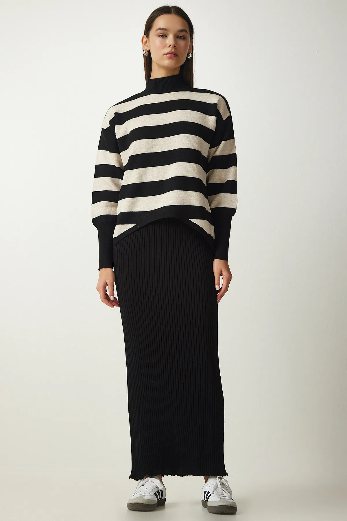 Happiness İstanbul  Schwarzer gestreifter Pulloverkleid-Strickanzug für Damen KG00008