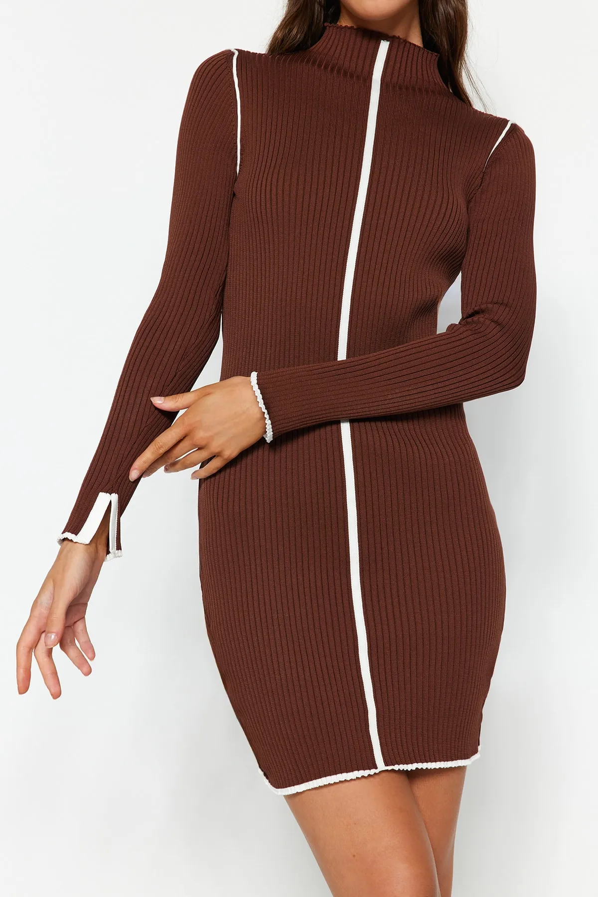 Trendyol Collection  Braunes, figurbetontes, kontrastfarbenes Mini-Strickkleid TWOAW24EL00041