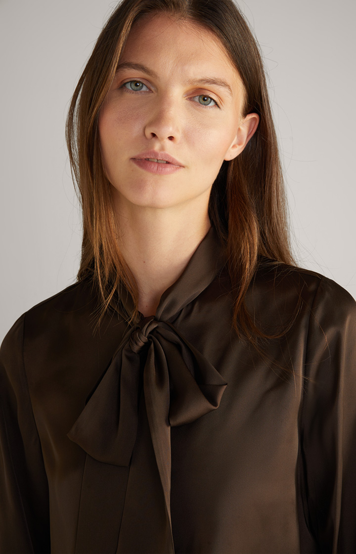 Satin-Bluse in Dunkelbraun