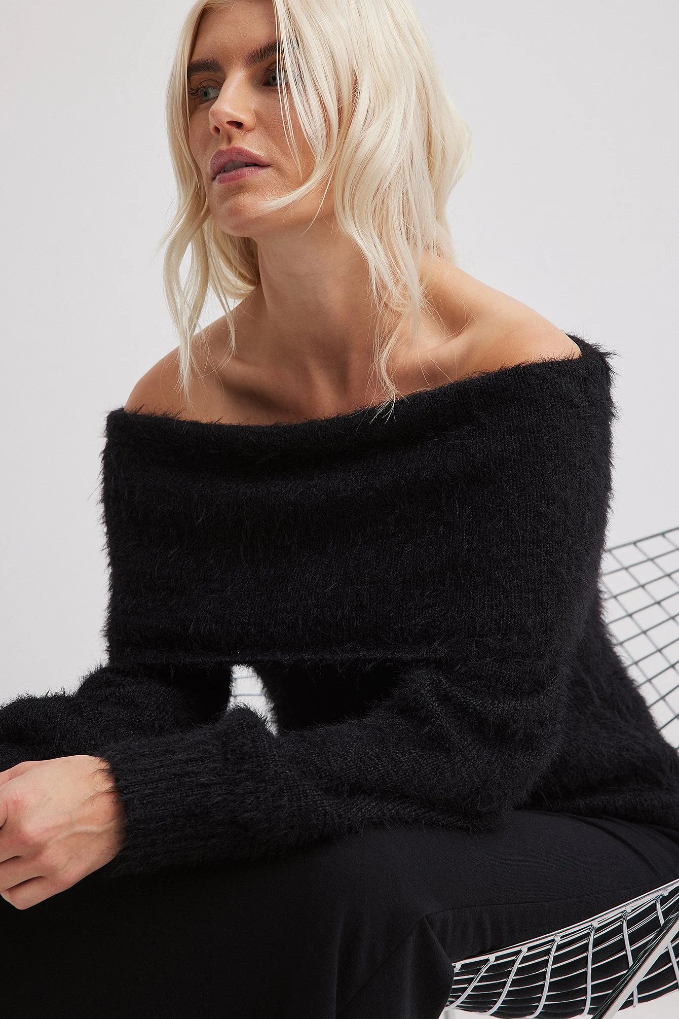Schulterfreier Strickpullover mit Faltdetail