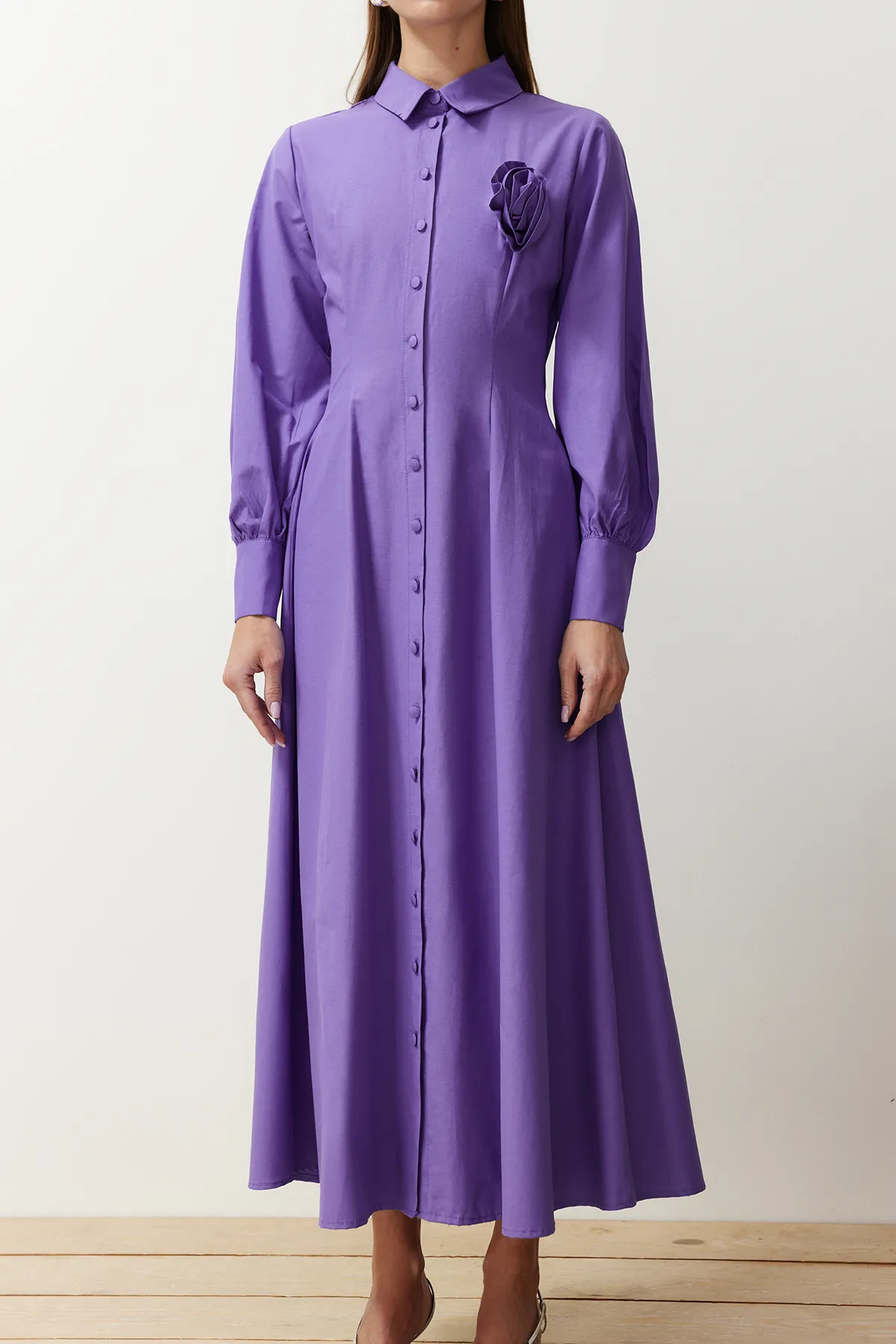 Trendyol Modest  Lila gewebtes Hemdblusenkleid mit Blumendetail TCTSS24EB00029