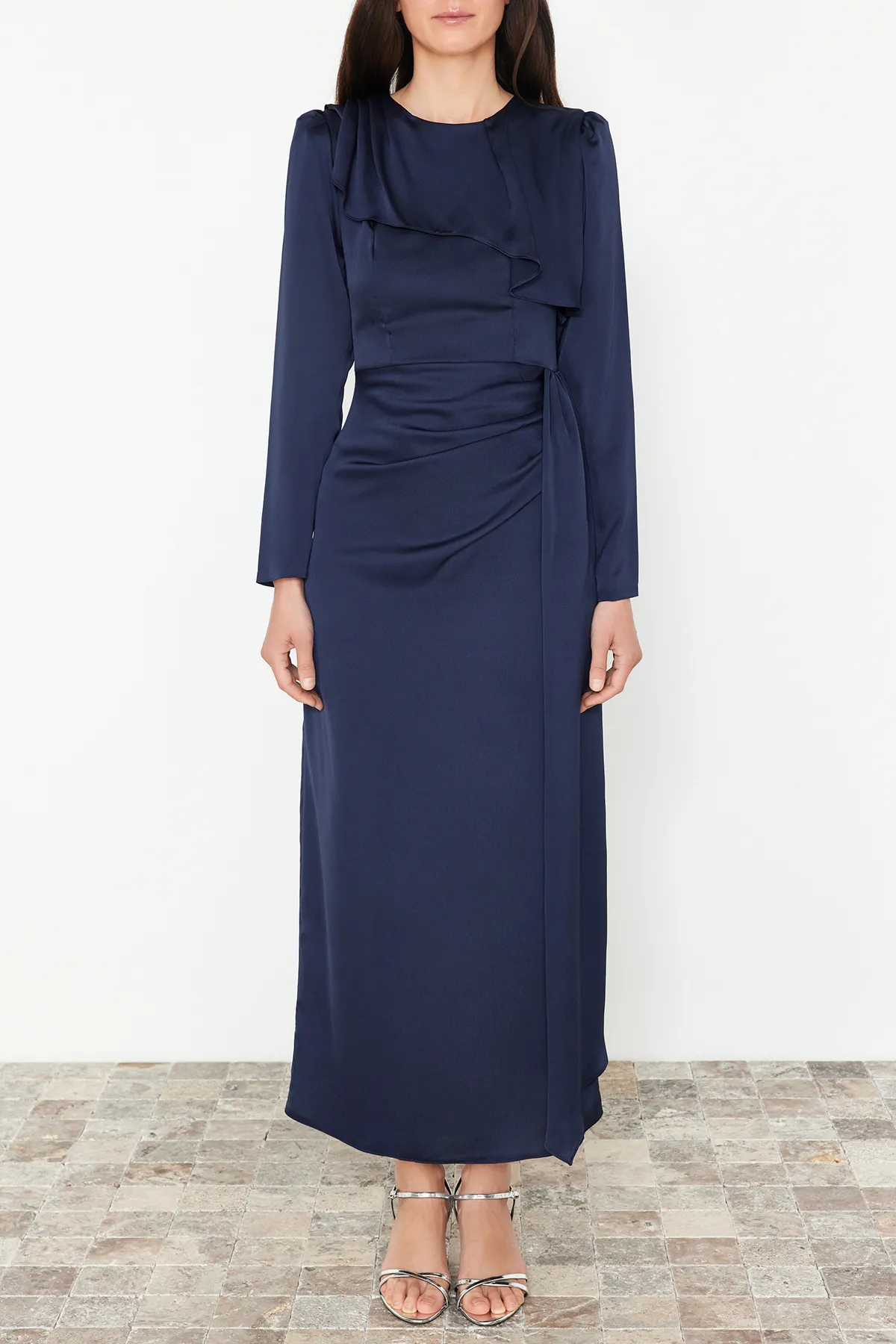Trendyol Modest  Marineblaues Abendkleid aus Satin mit Schalkragen TCTAW24DB00004