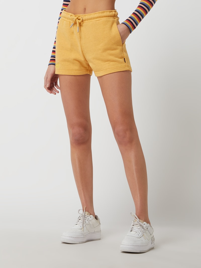 Sweatshorts mit Logo-Stickerei in senfgelb