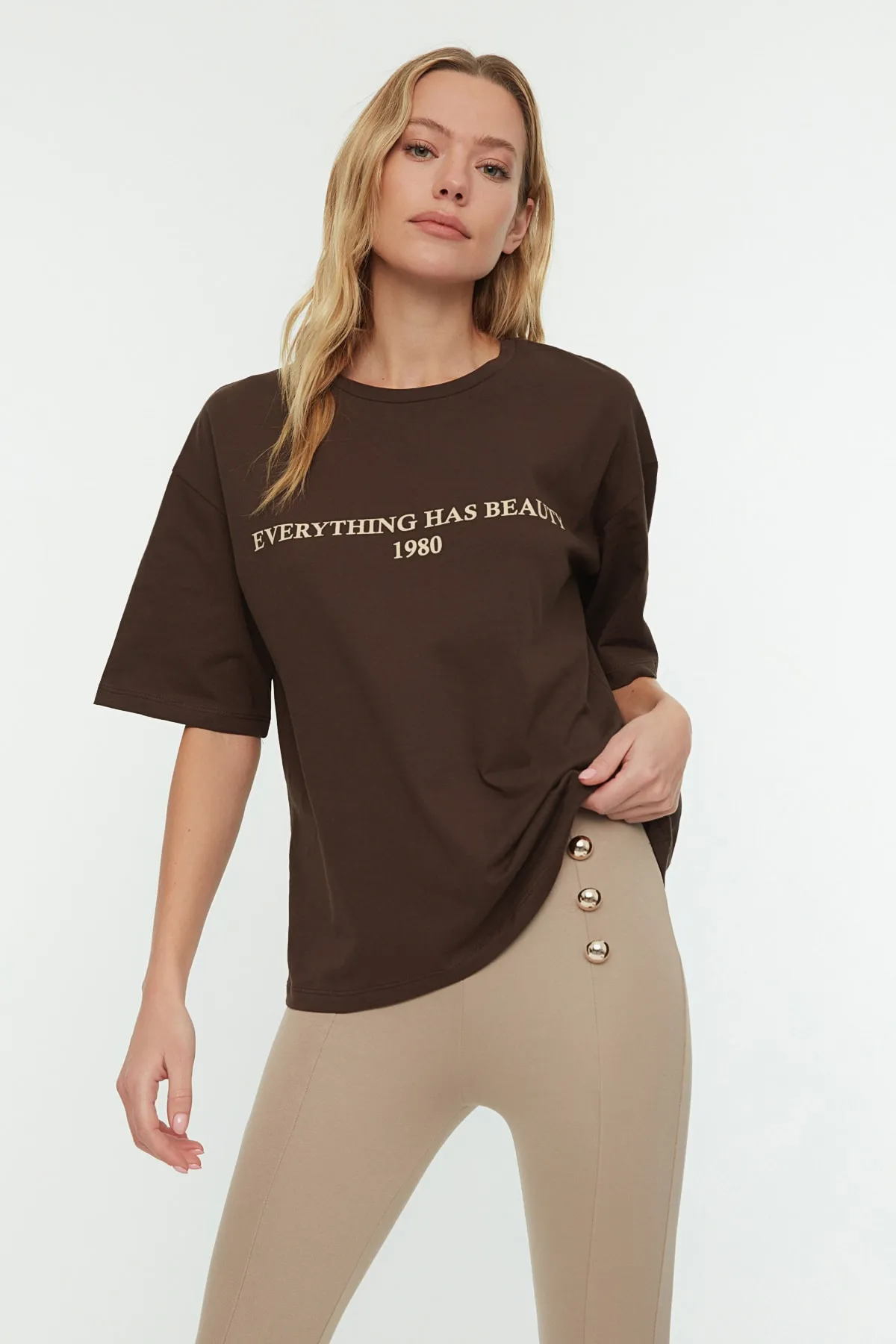 Trendyol Collection  Braunes, locker geschnittenes, gestricktes T-Shirt aus 100 % Baumwolle mit Slogan-Aufdruck TWOSS19GH0034