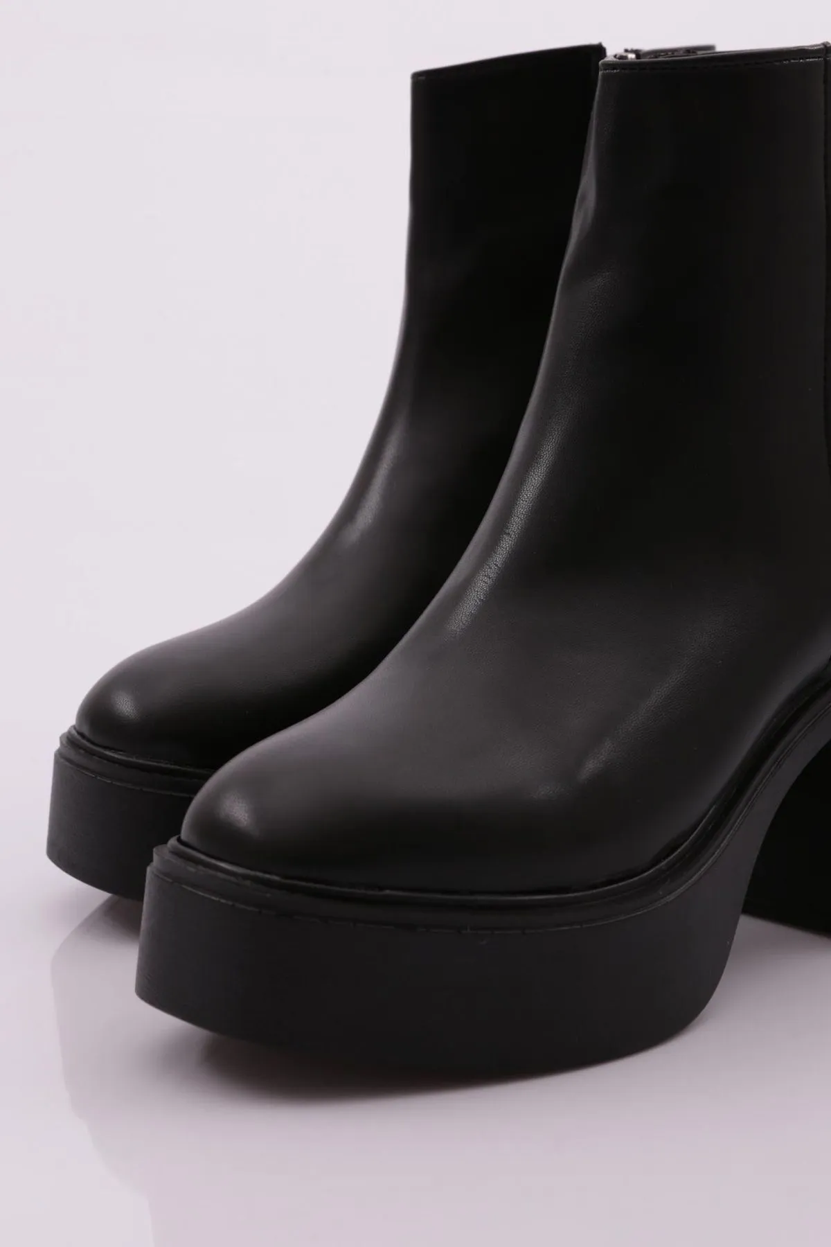 DGN  Schwarze Damenstiefel mit Absatz K632-22k