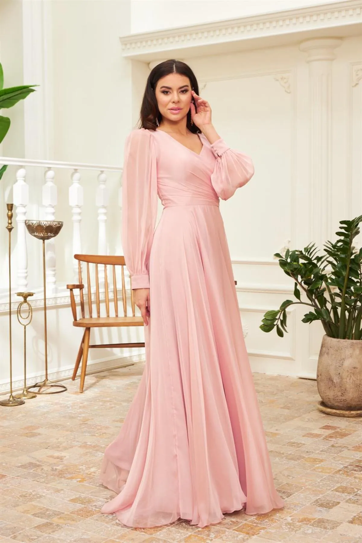 Carmen  Langes Abendkleid und Ballkleid aus puderfarbenem Chiffon