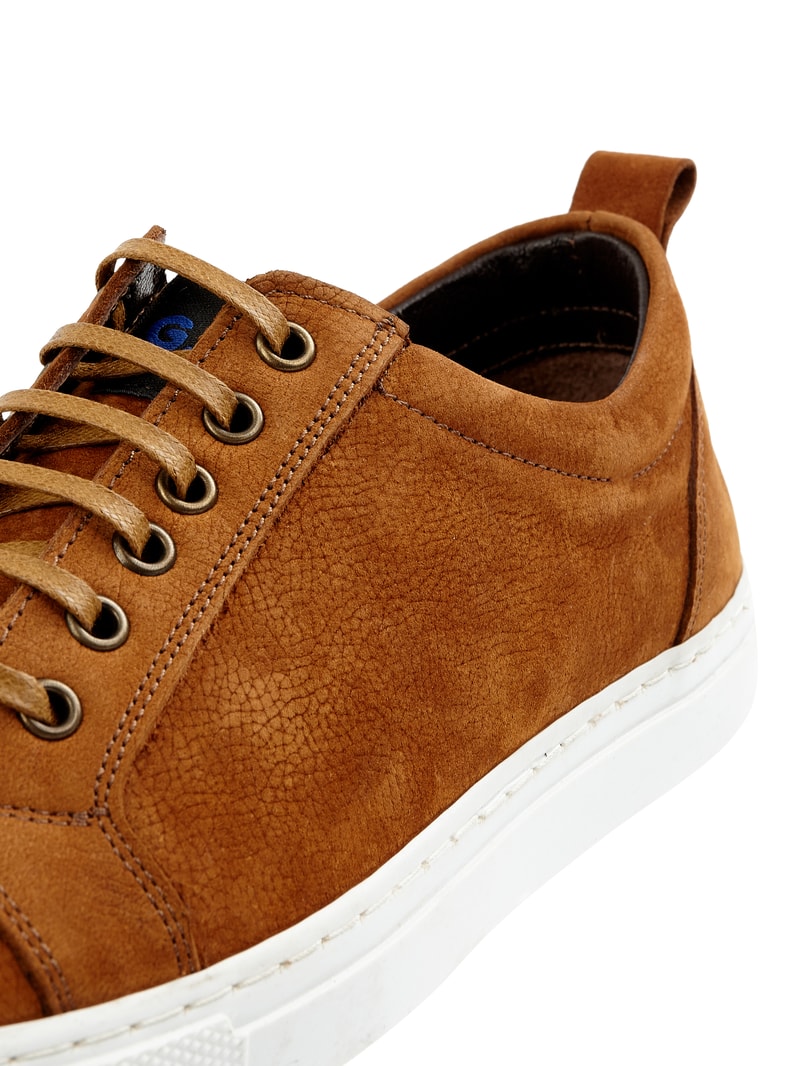 Sneaker aus Veloursleder in cognac