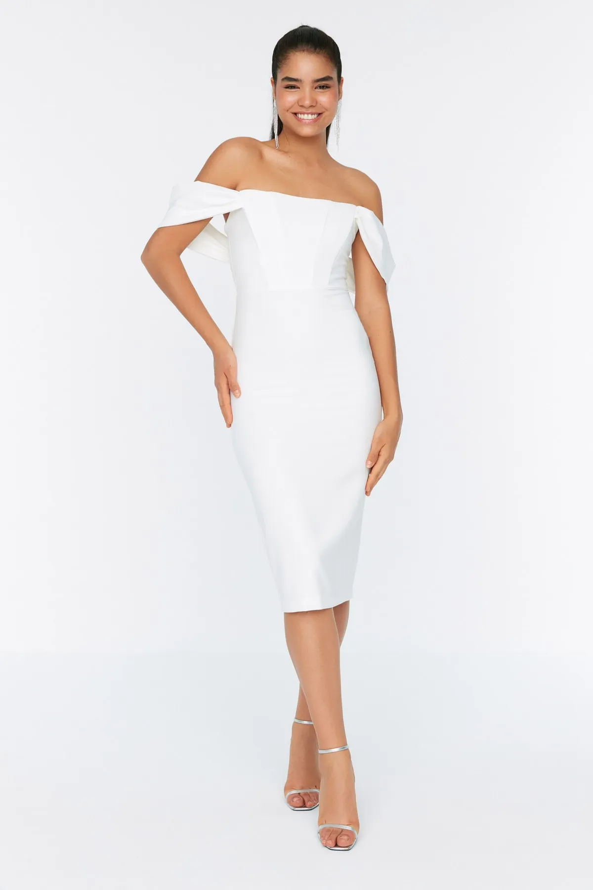 Trendyol Collection  Braut-Abendkleid in Ecru mit Quasten und Details TPRSS22EL00097