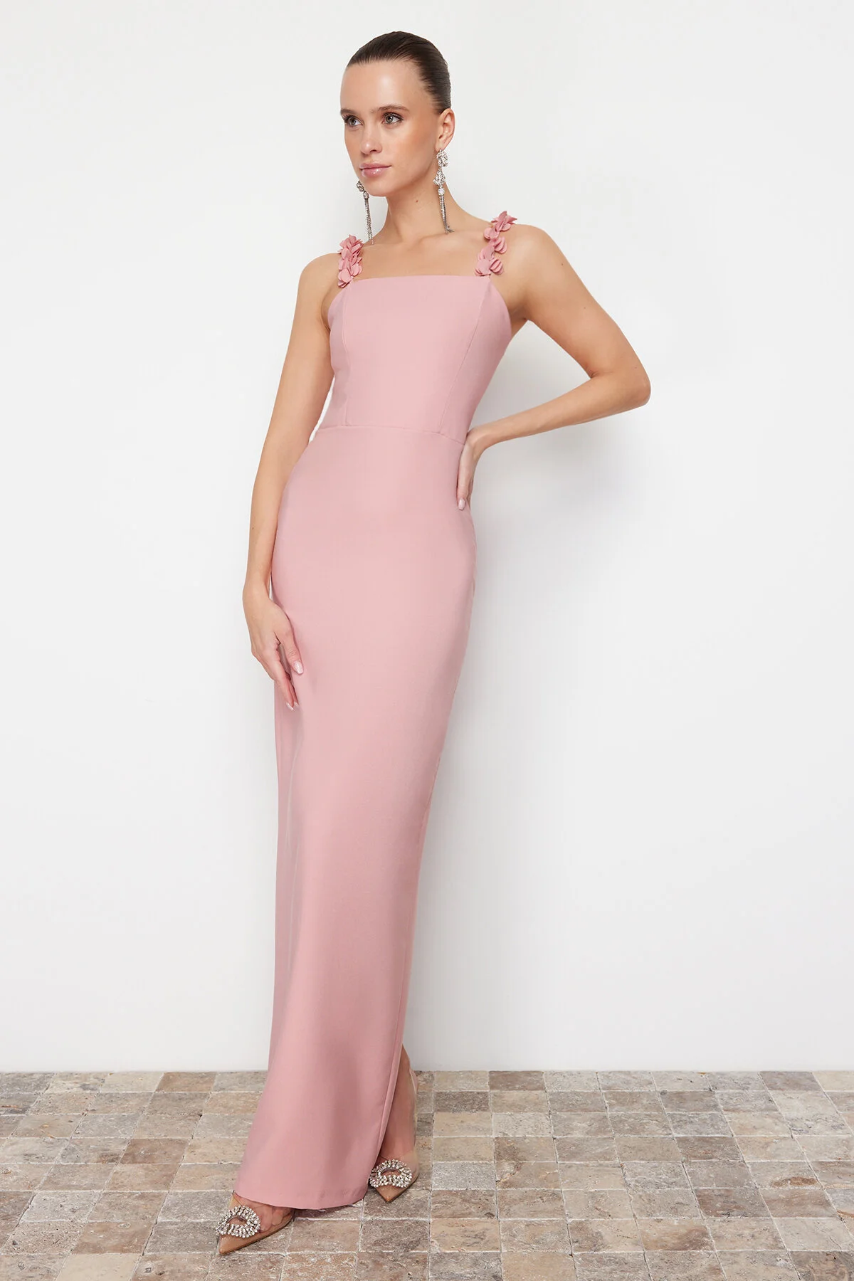 Trendyol Collection  Rosa, figurbetontes, langes Abendkleid mit Blumendetail TPRSS24AE00051