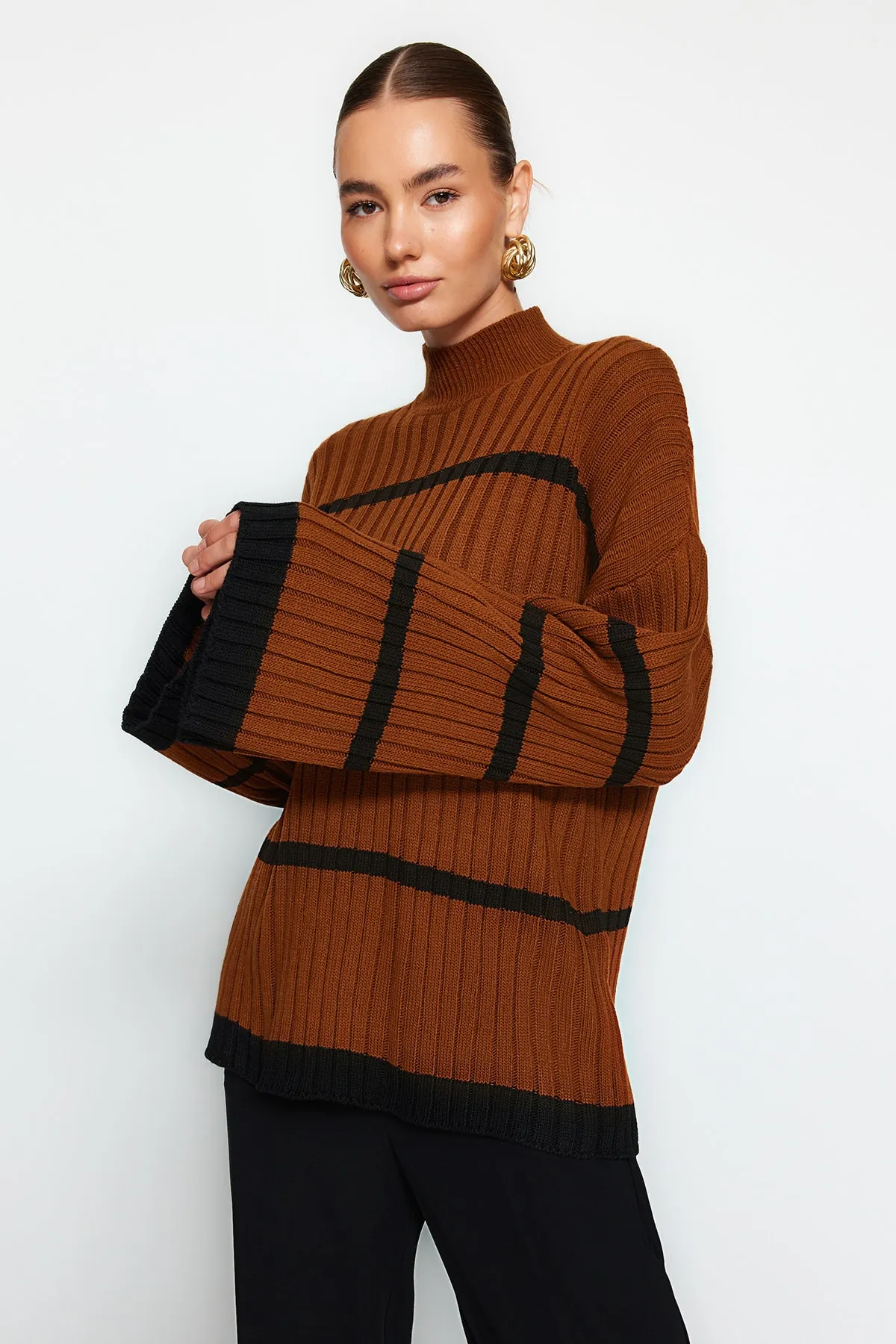 Trendyol Collection  Zimtfarbener Strickpullover mit weiter Passform TWOAW24KZ00557