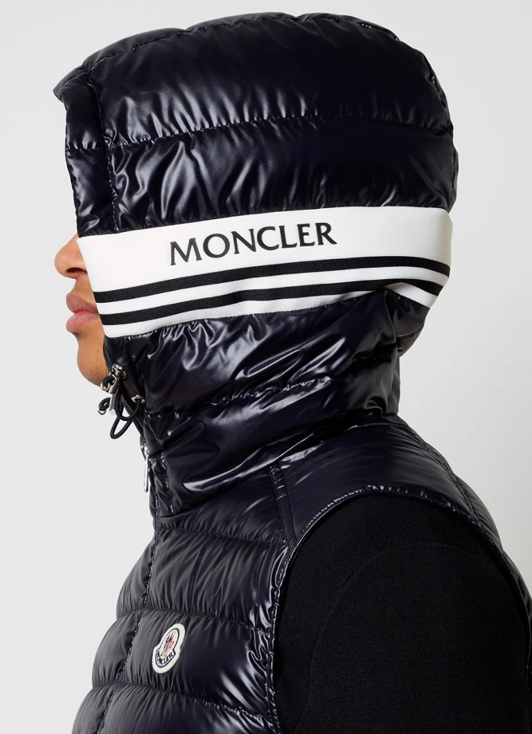 Jachetă matlasată Moncler Clai cu glugă, umplută cu puf de gâscă.