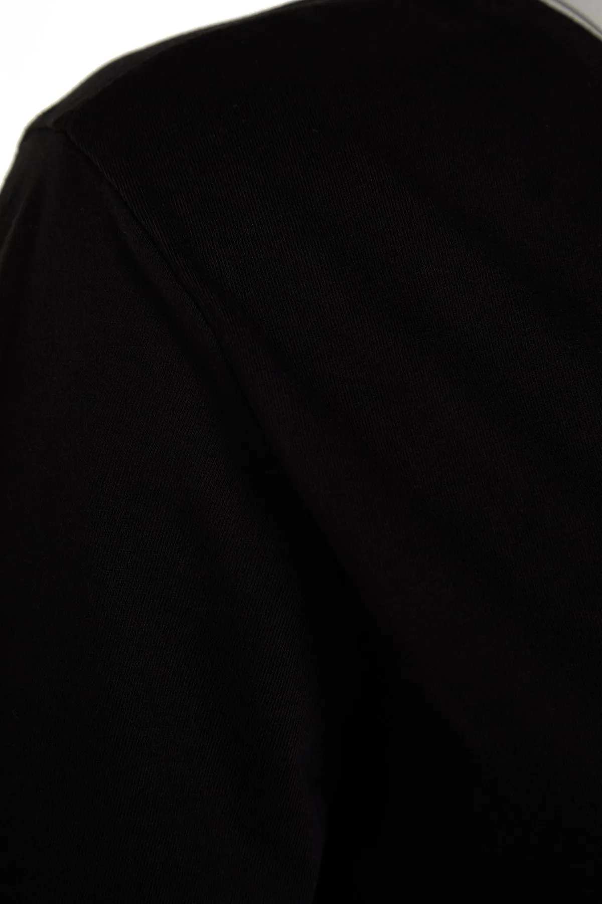 Trendyol Curve  Schwarzes Basic-Strick-T-Shirt mit V-Ausschnitt TBBSS22BF0028