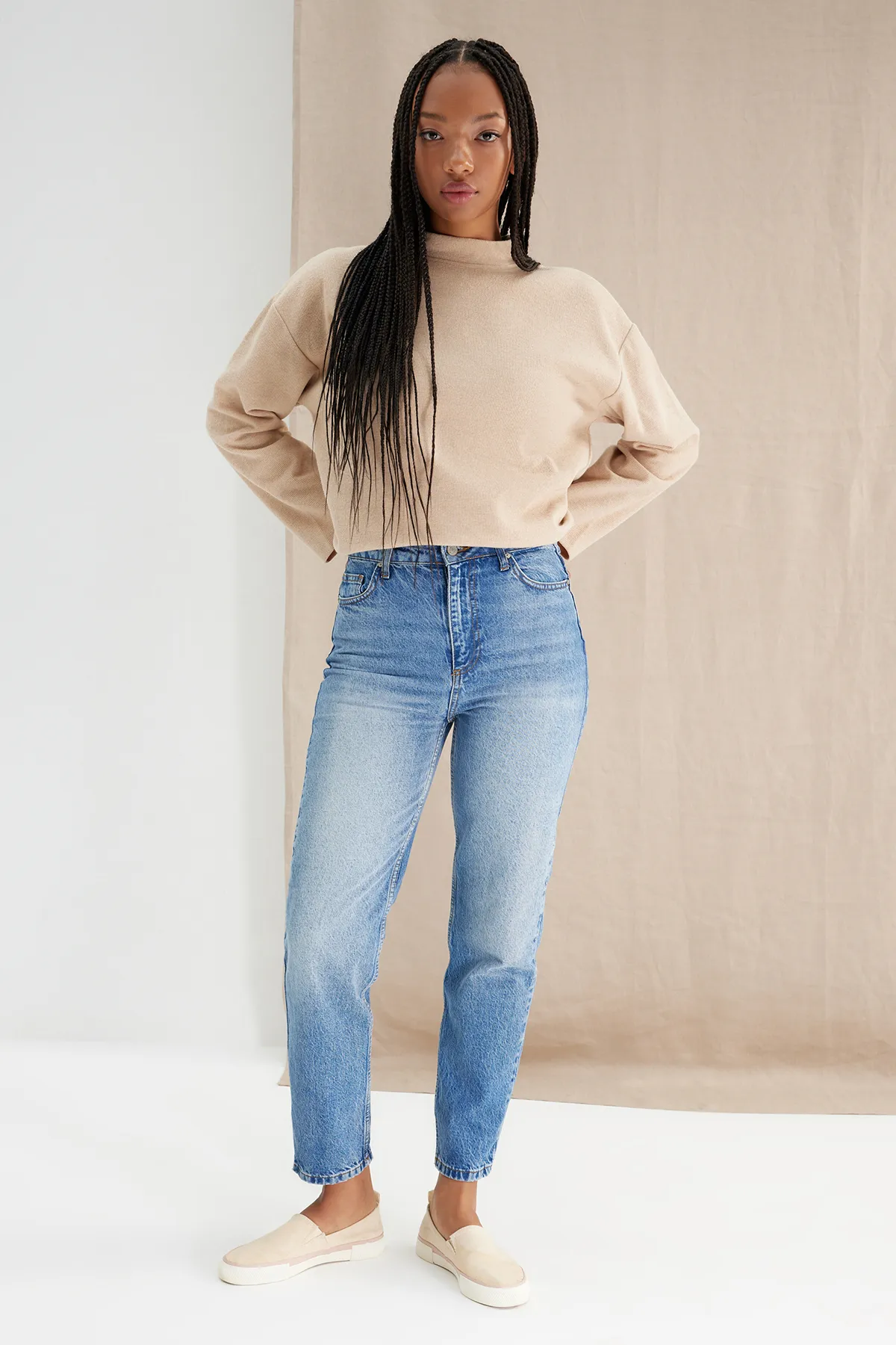 Trendyol Collection  Blaue Mom-Jeans mit hoher Taille TWOAW24JE00035