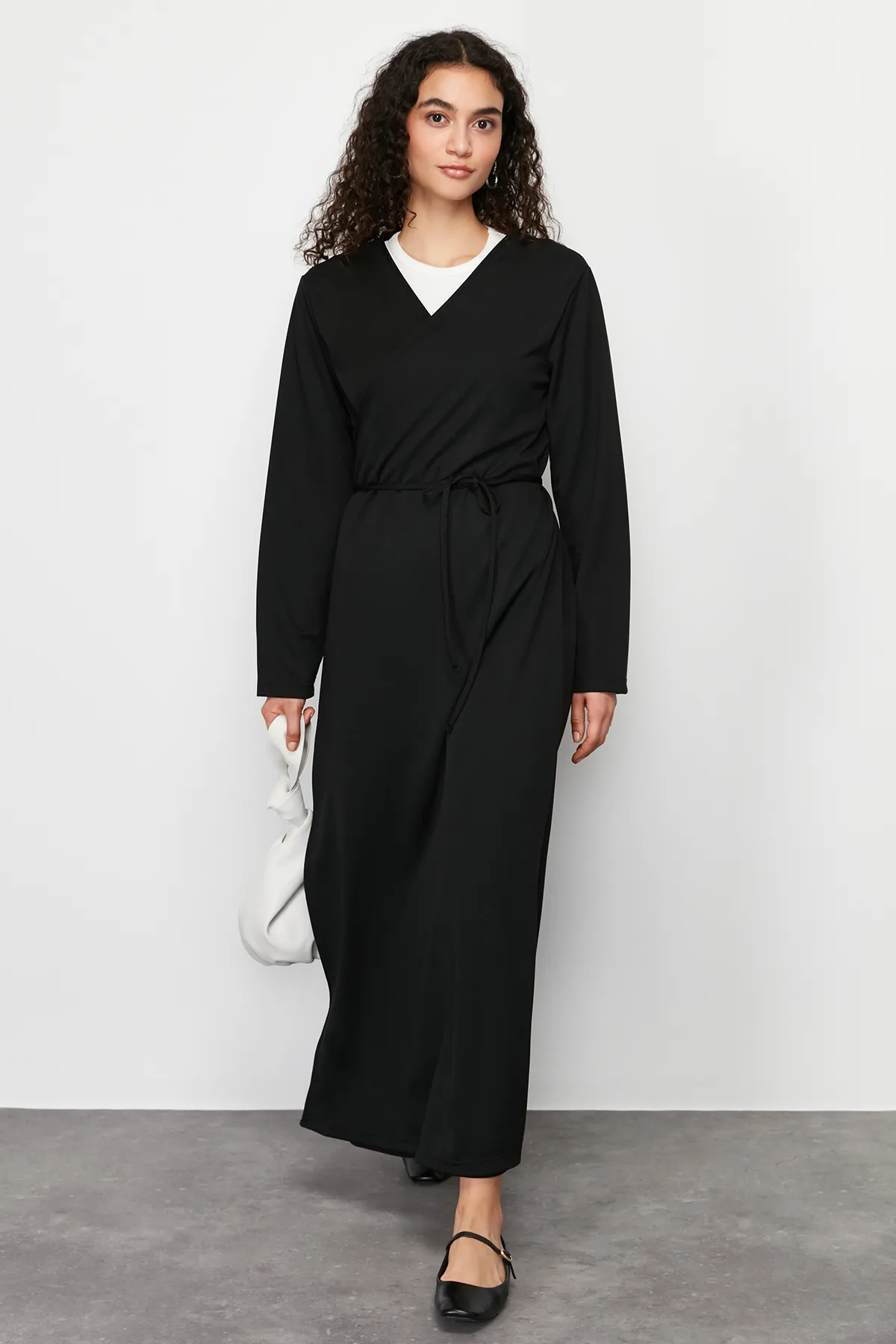 Trendyol Modest  Schwarzes, zweireihiges, schlicht gestricktes Gebetskleid mit Kragen und Gürtel TCTSS24EB00158