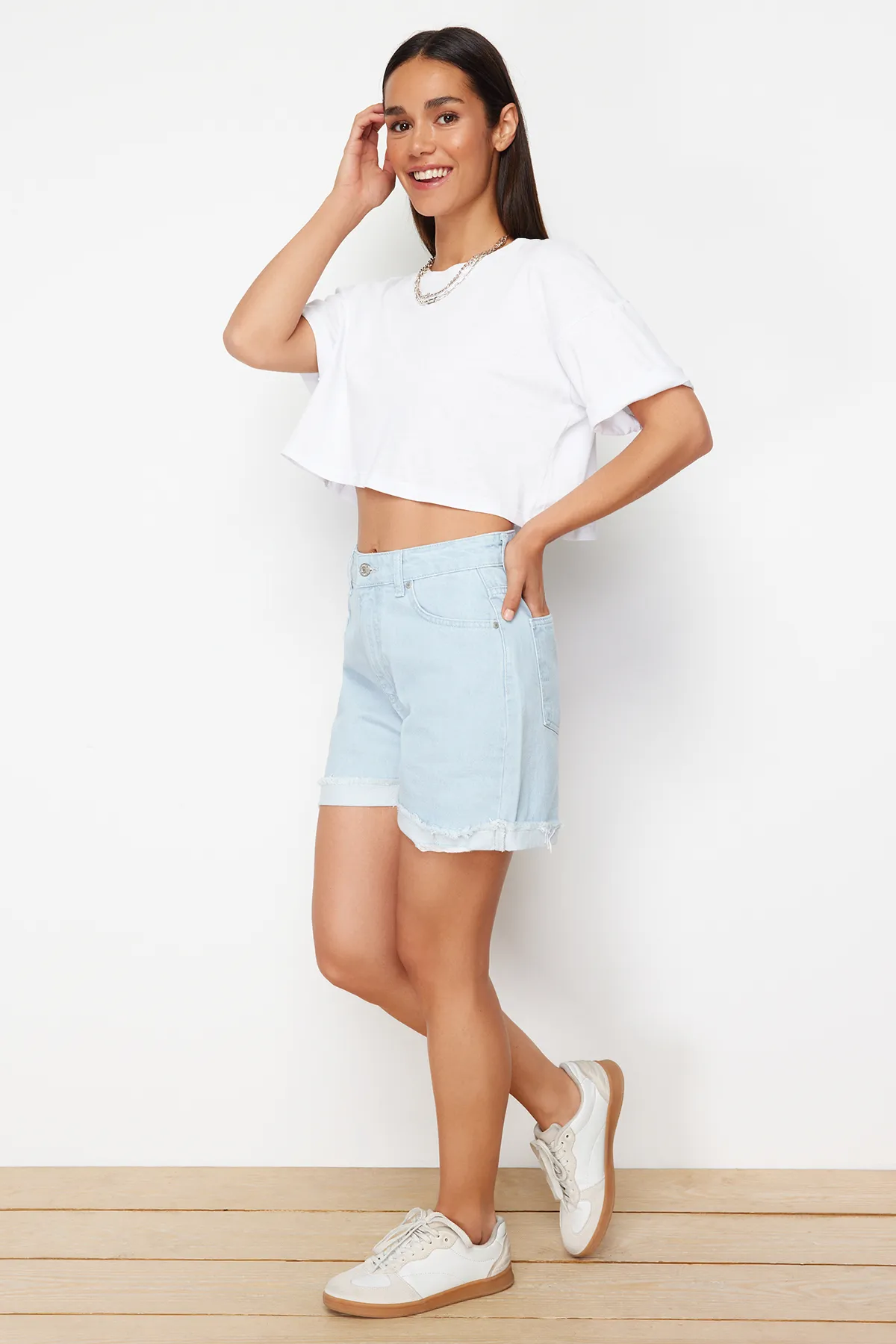 Trendyol Collection  Hellblaue zerrissene Jeansshorts und Bermuda TWOSS24SR00113