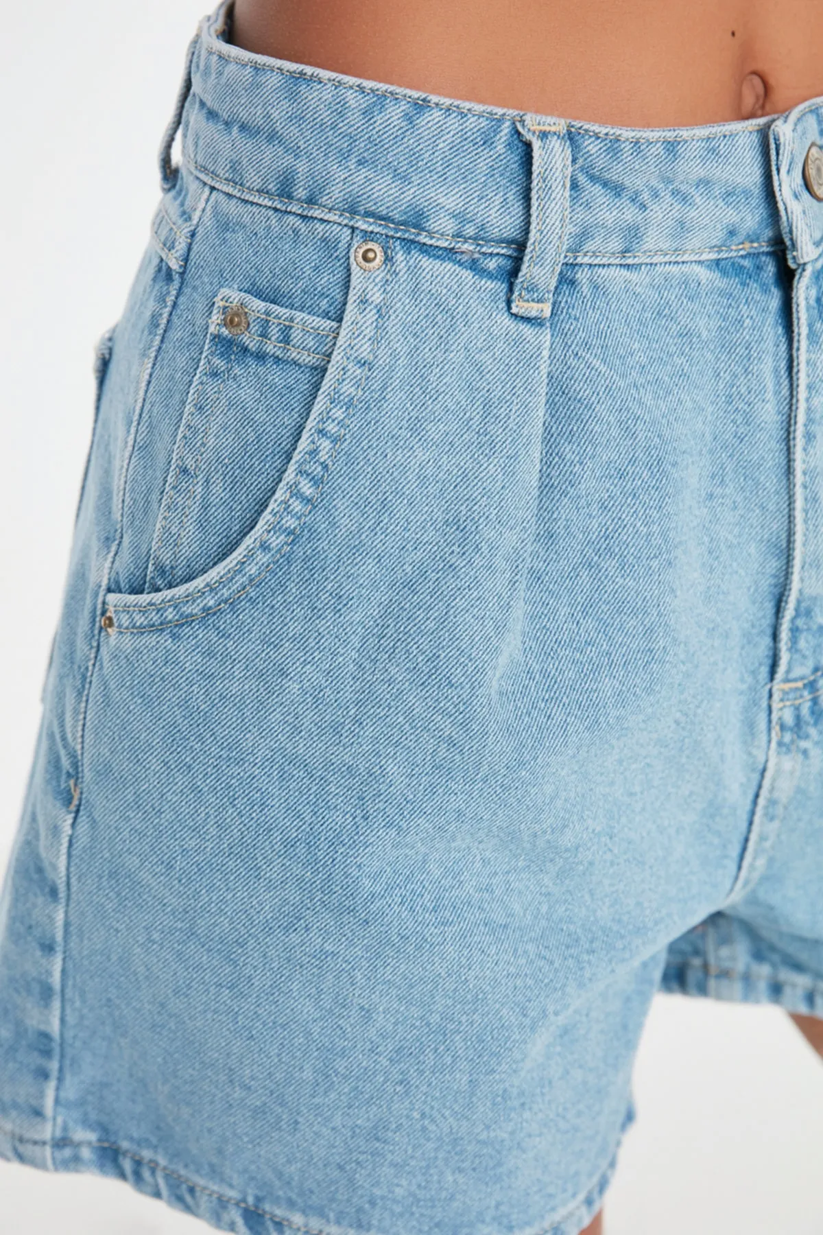 Trendyol Collection  Hellblaue, nachhaltigere Denim-Shorts mit Falten TWOSS20SR0129