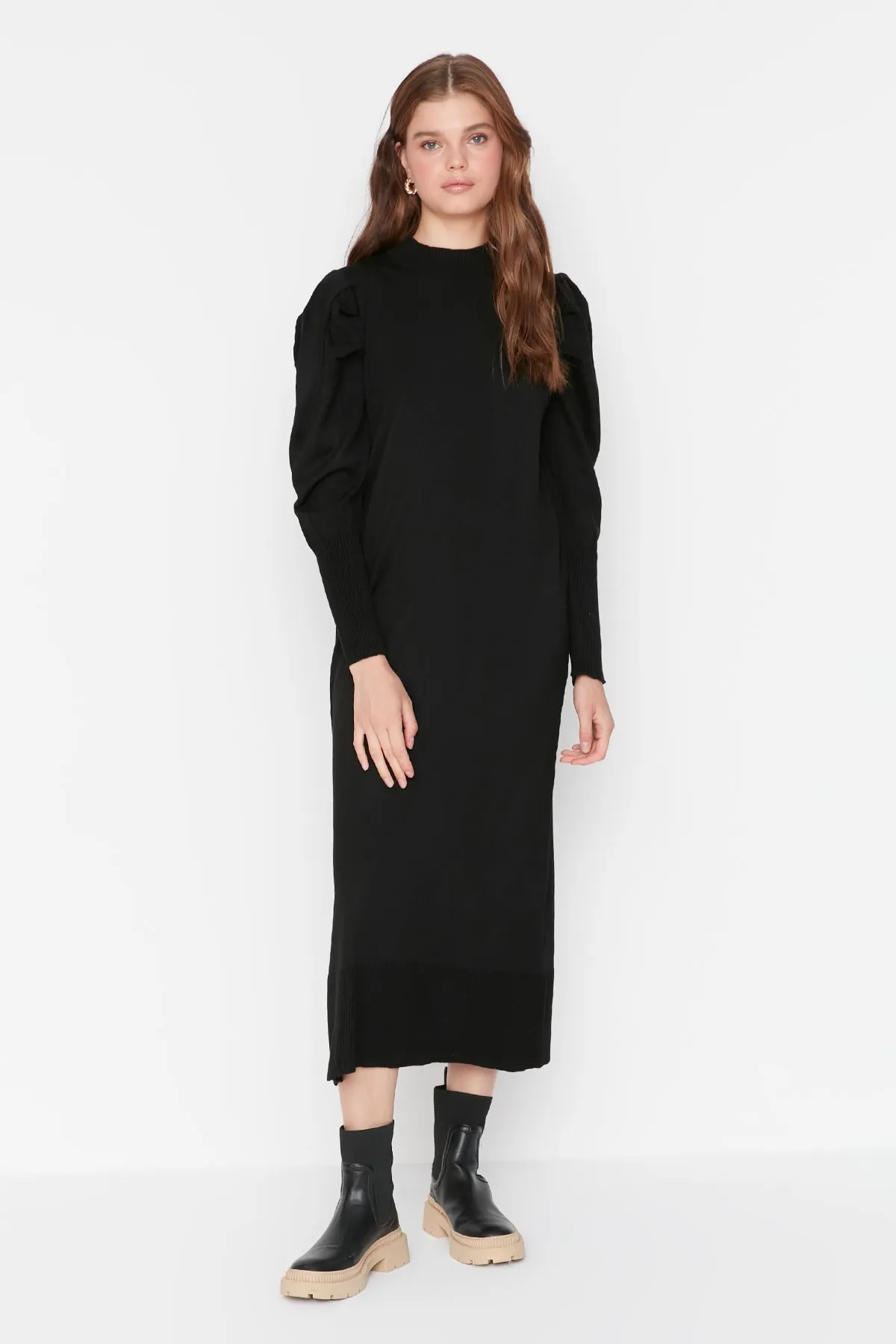Trendyol Modest  Schwarzes Strickkleid mit gerafften Schultern und Rundhalsausschnitt TCTAW23EB00047