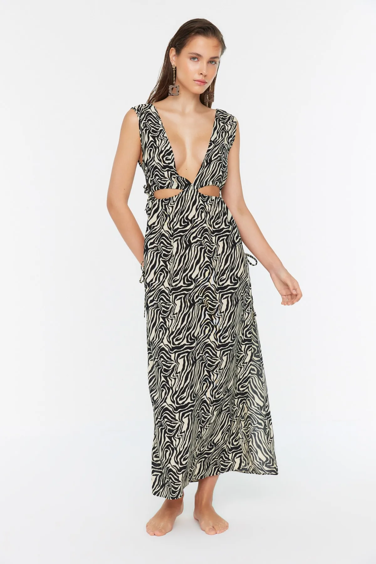 Trendyol Collection  Schwarz-weißes, detailliertes Strandkleid mit Zebramuster und Ausschnitten TBESS22EL0726