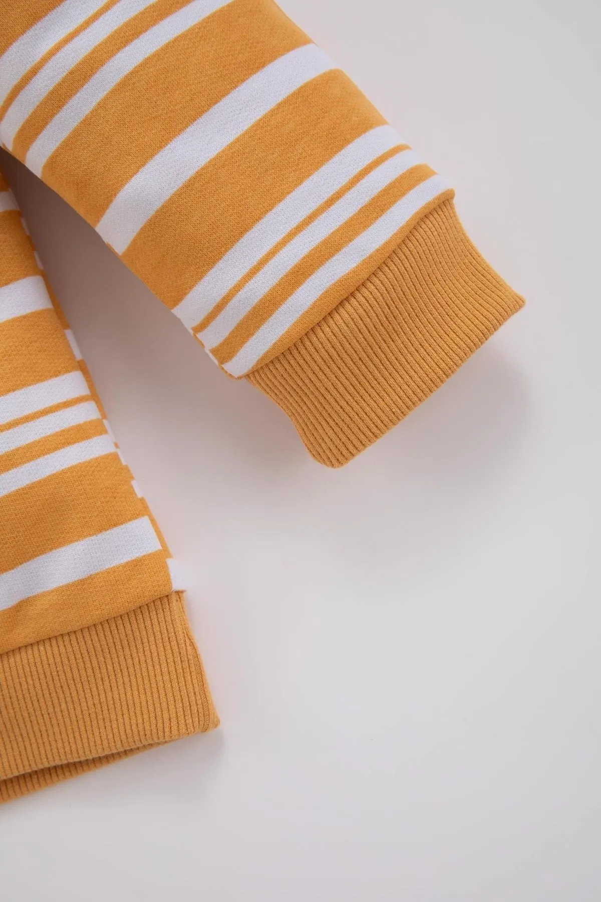 DeFacto  Gestreiftes Sweatshirt mit normaler Passform und Rundhalsausschnitt für Babys (Jungen).