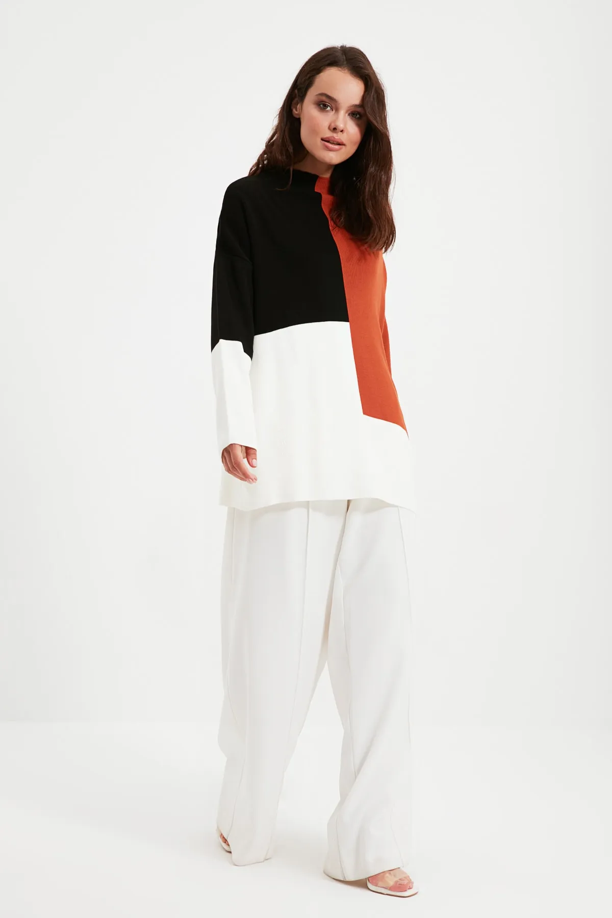 Trendyol Modest  Brauner Farbblock-Strickpullover mit Stehkragen TCTAW22AK0054