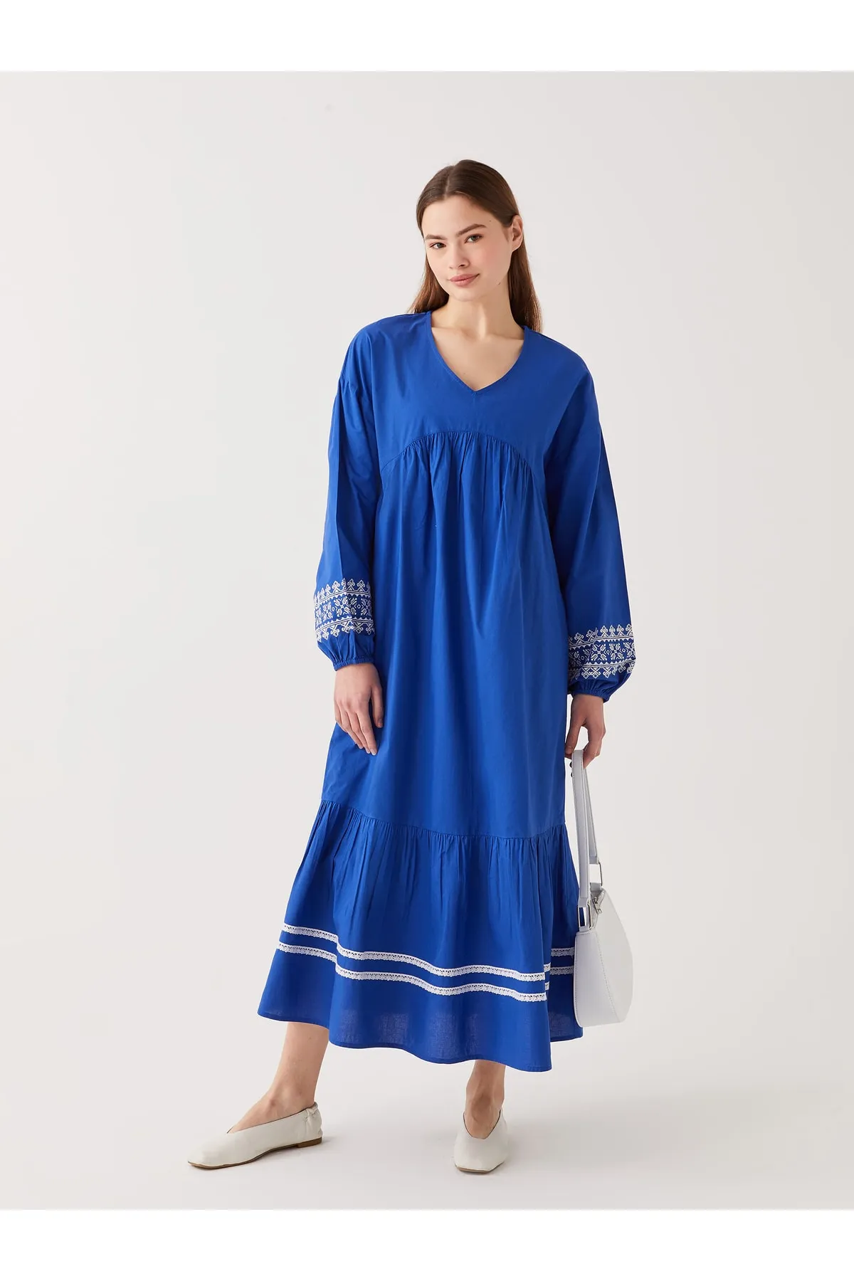 LC Waikiki  Gemustertes Damenkleid mit V-Ausschnitt und langen Ärmeln