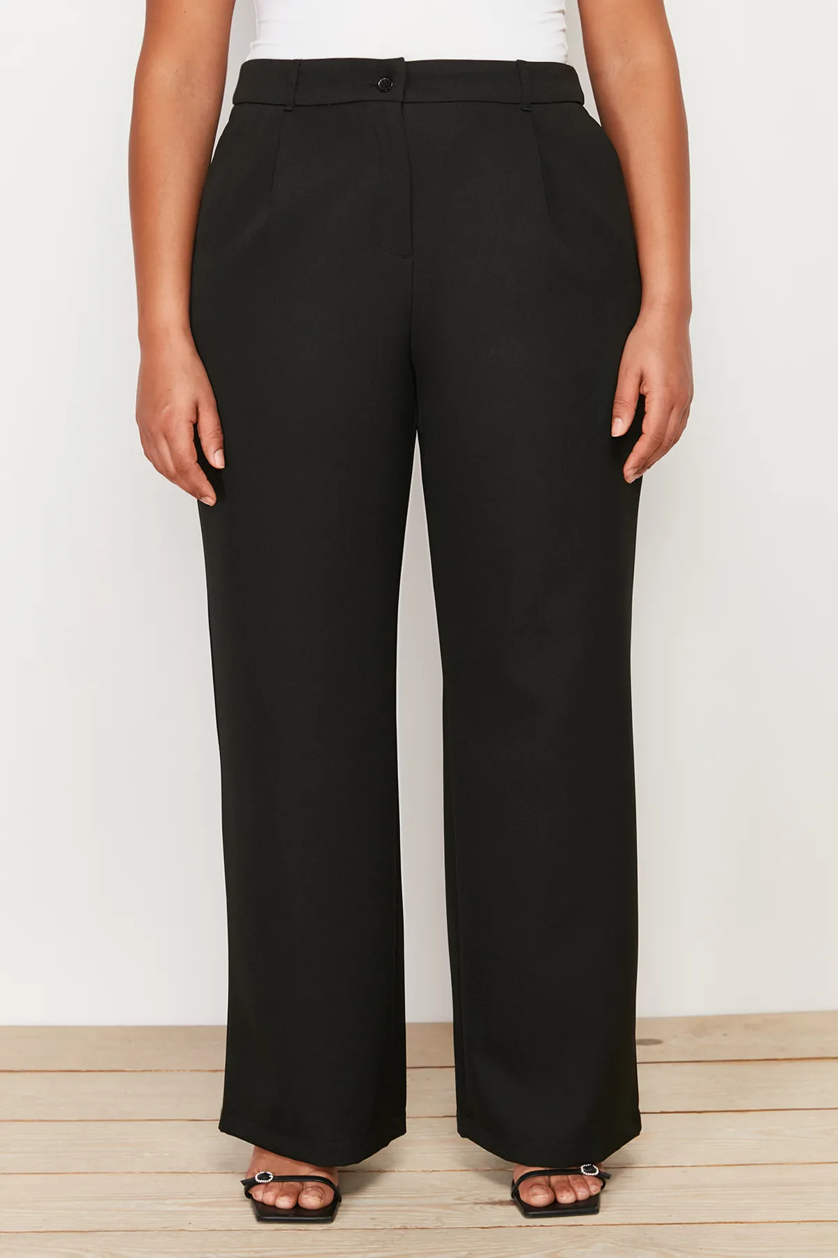 Trendyol Curve  Schwarze High Waist Wide Leg Plissee Webhose mit weitem Bein TBBSS24AR00019