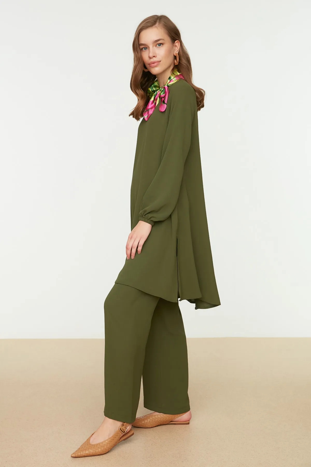 Trendyol Modest  Khakifarbenes Aerobin-Tunika-Hosen-Set mit elastischen Ärmeln und weitem Bein, gewebt TCTSS22US0023