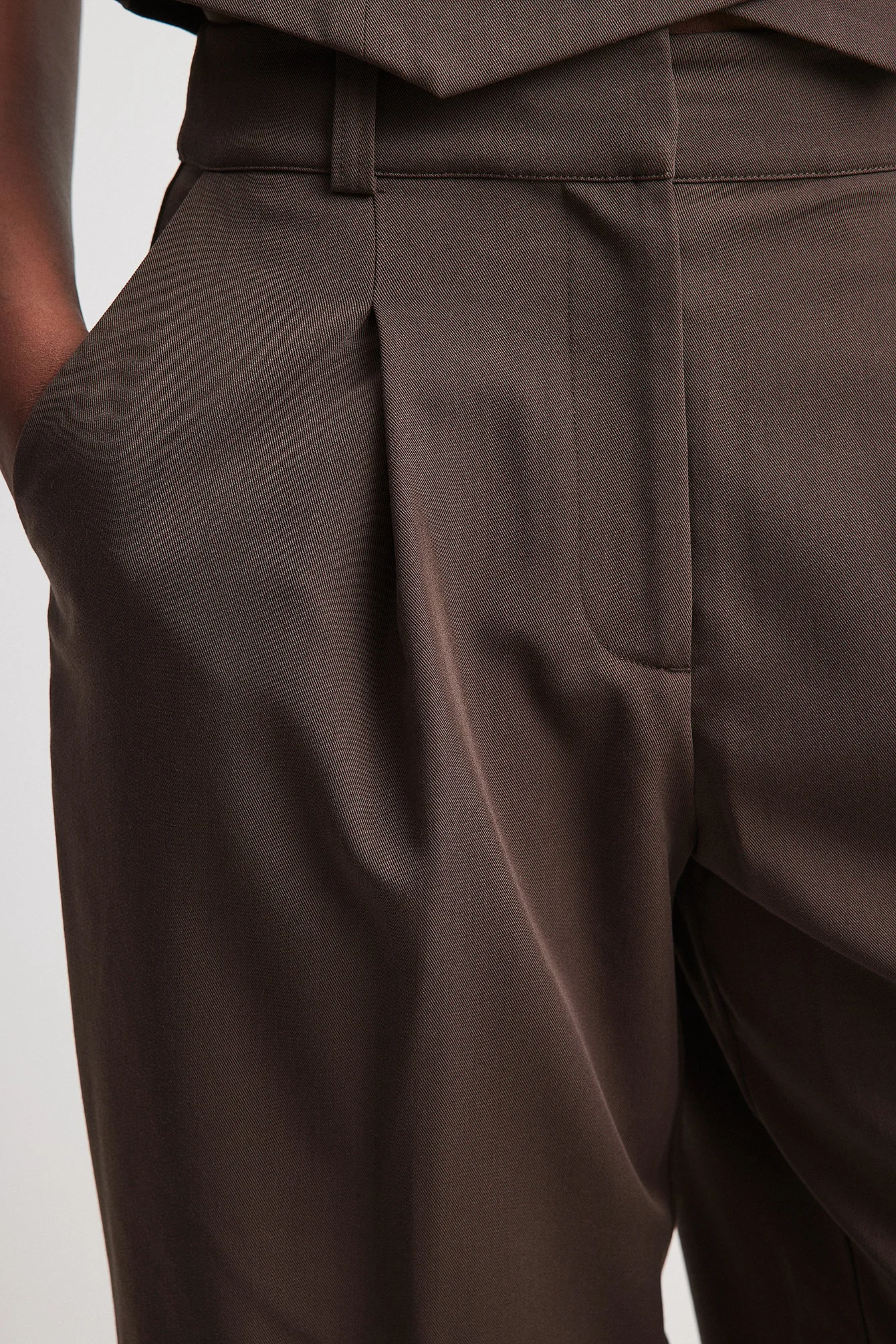 Karottenhose mit hoher Taille