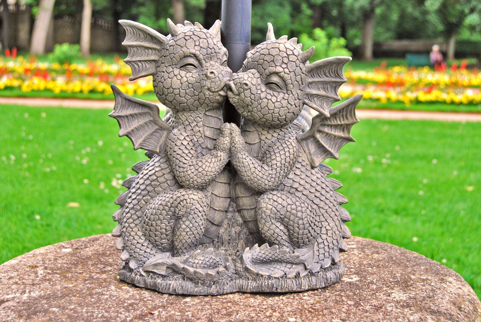 MystiCalls Gartenfigur Gartendrache - Modell Liebespaar mit Solar-Laterne