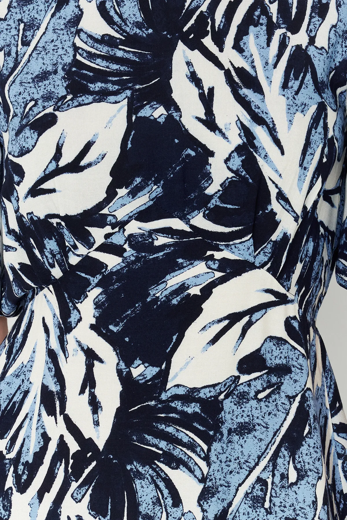 Trendyol Collection  Blaues A-Linien-Minikleid aus Viskosegewebe mit tropischem Blumenmuster TWOSS24EL00632