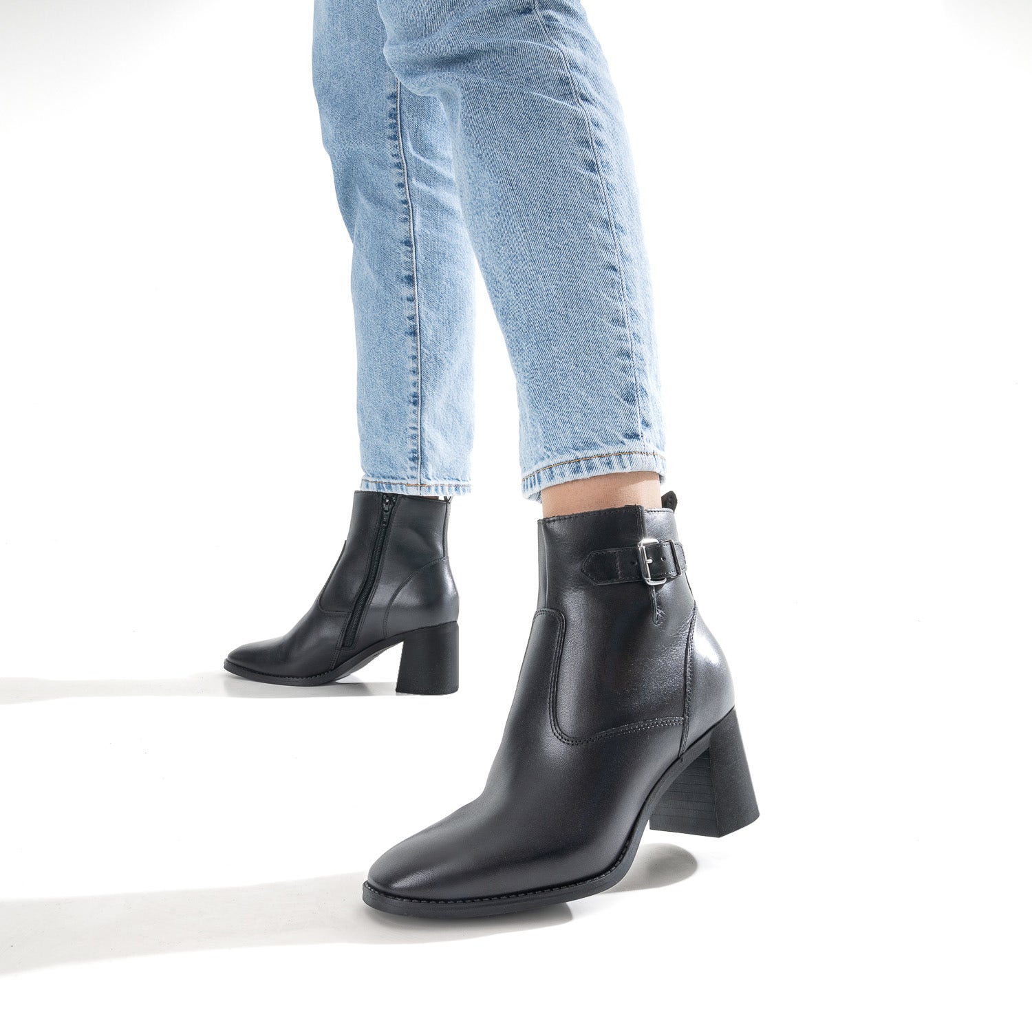 Boots noir éco-conçue en cuir détails surpiqûres
