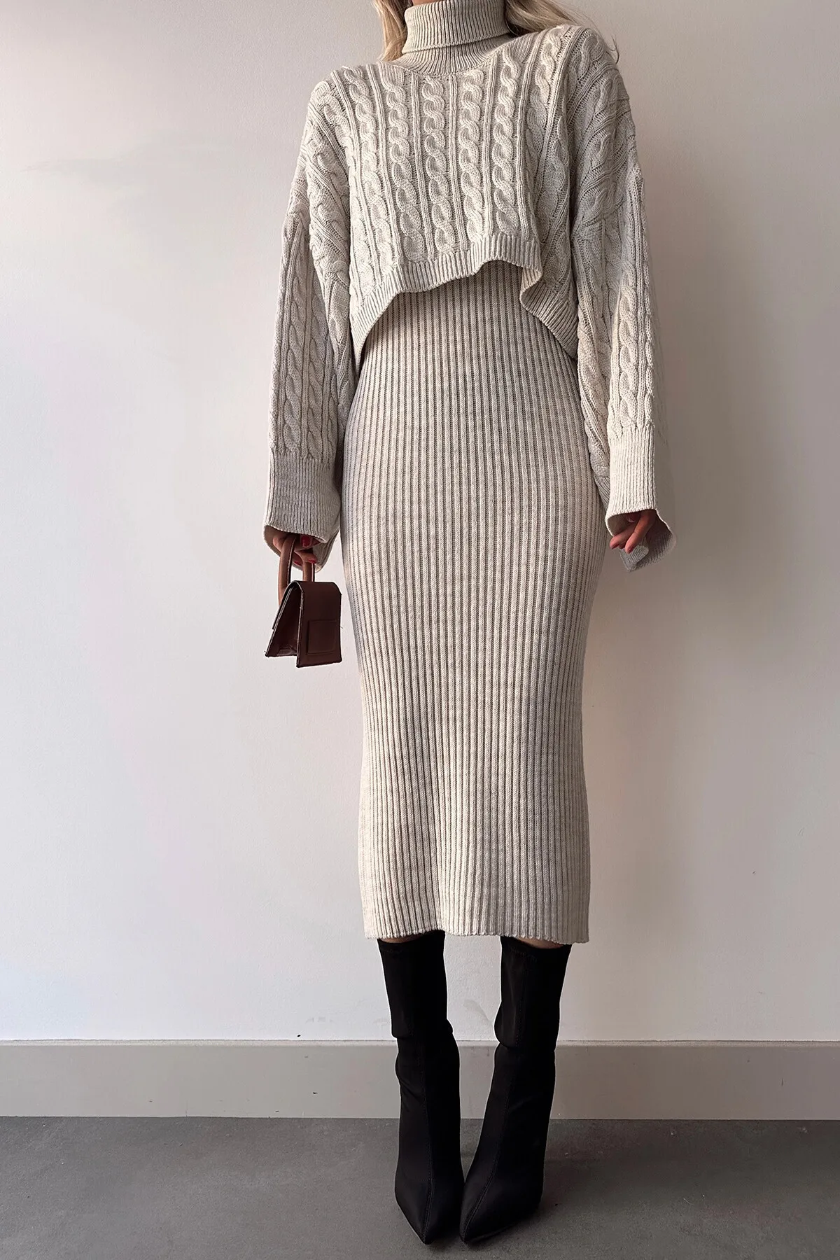 ZF BUTİK  Set aus schwarzem Rollkragenpullover mit gestricktem Motiv und Strickkleid