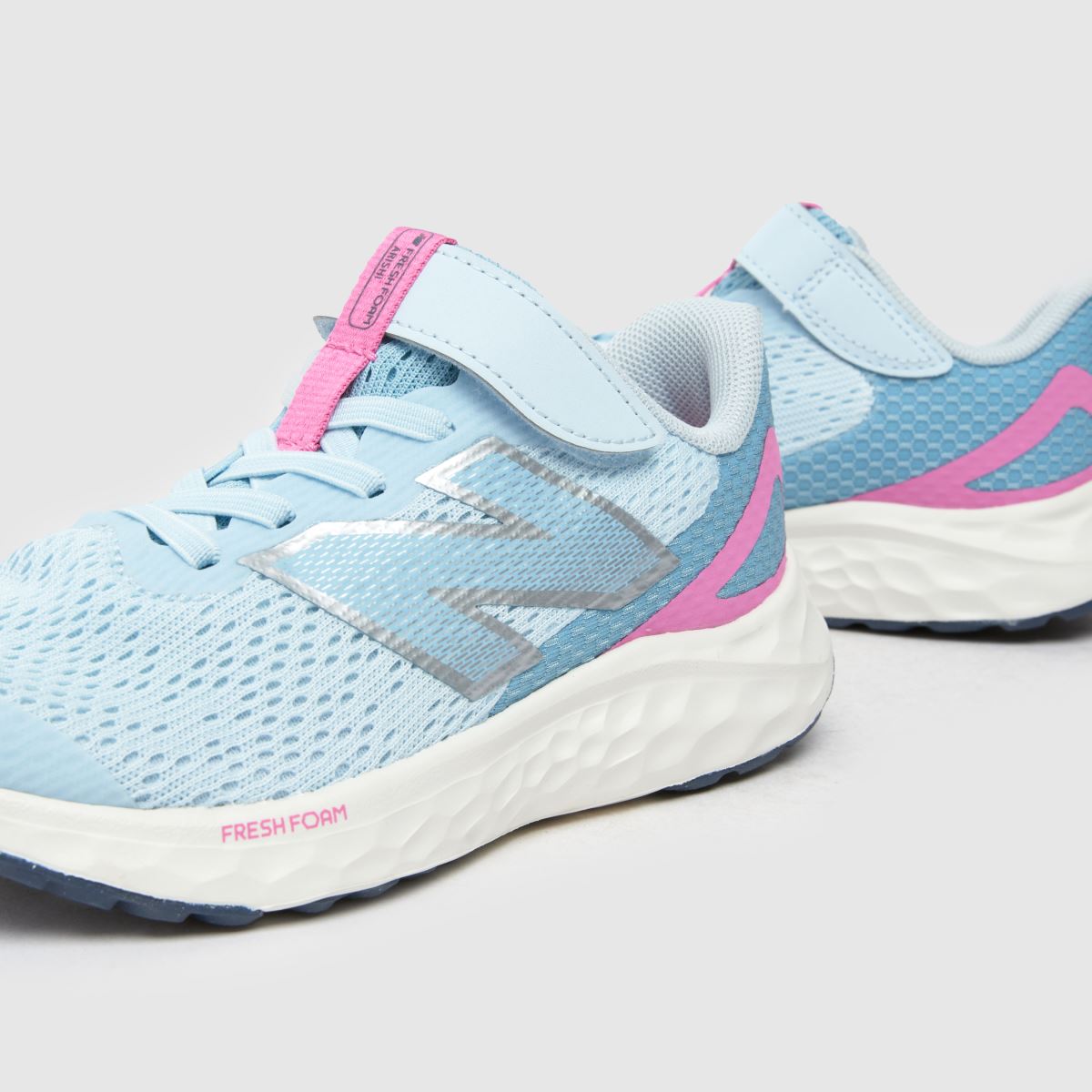 New Balance vita & flerfärgade blå Fresh Foam Arishi v4 Junior träningsskor