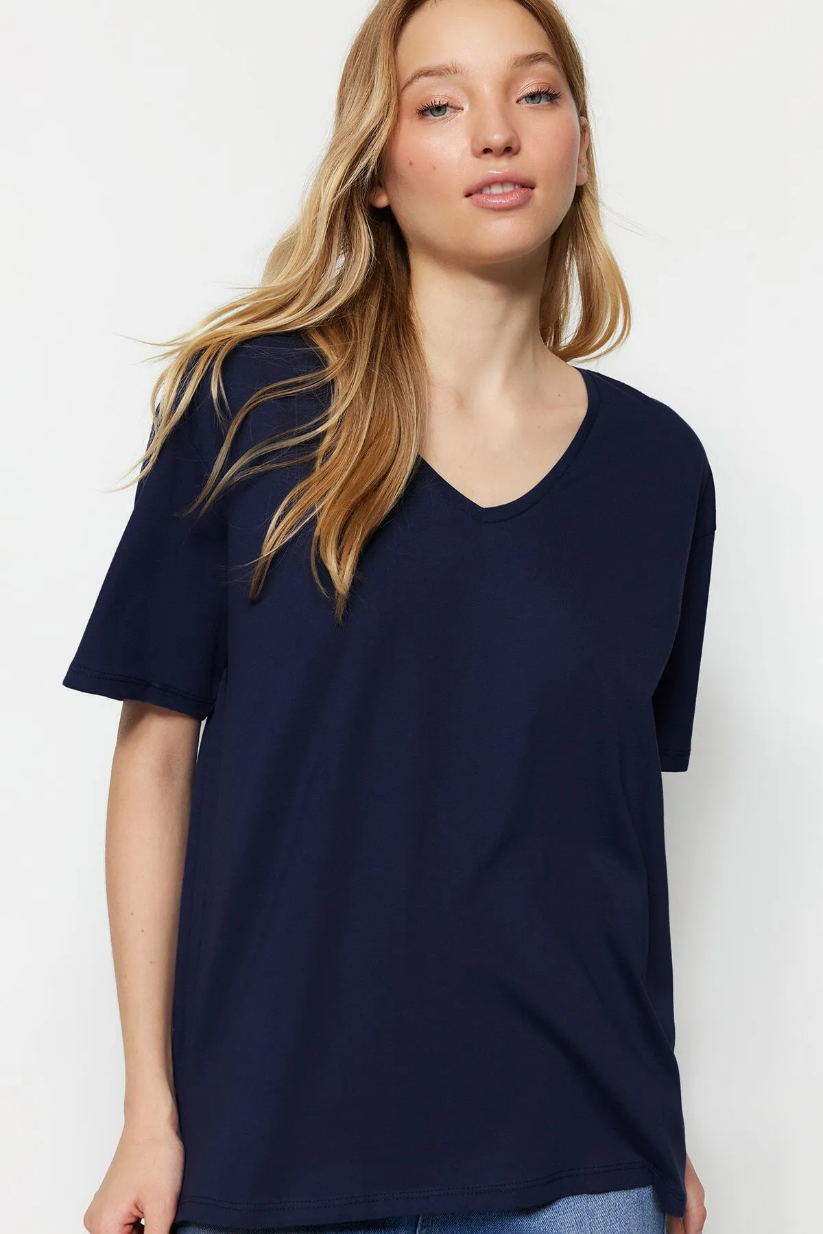Trendyol Collection  Marineblaues, übergroßes/weites Strick-T-Shirt mit V-Ausschnitt, 100 % Baumwolle TWOSS23TS00003