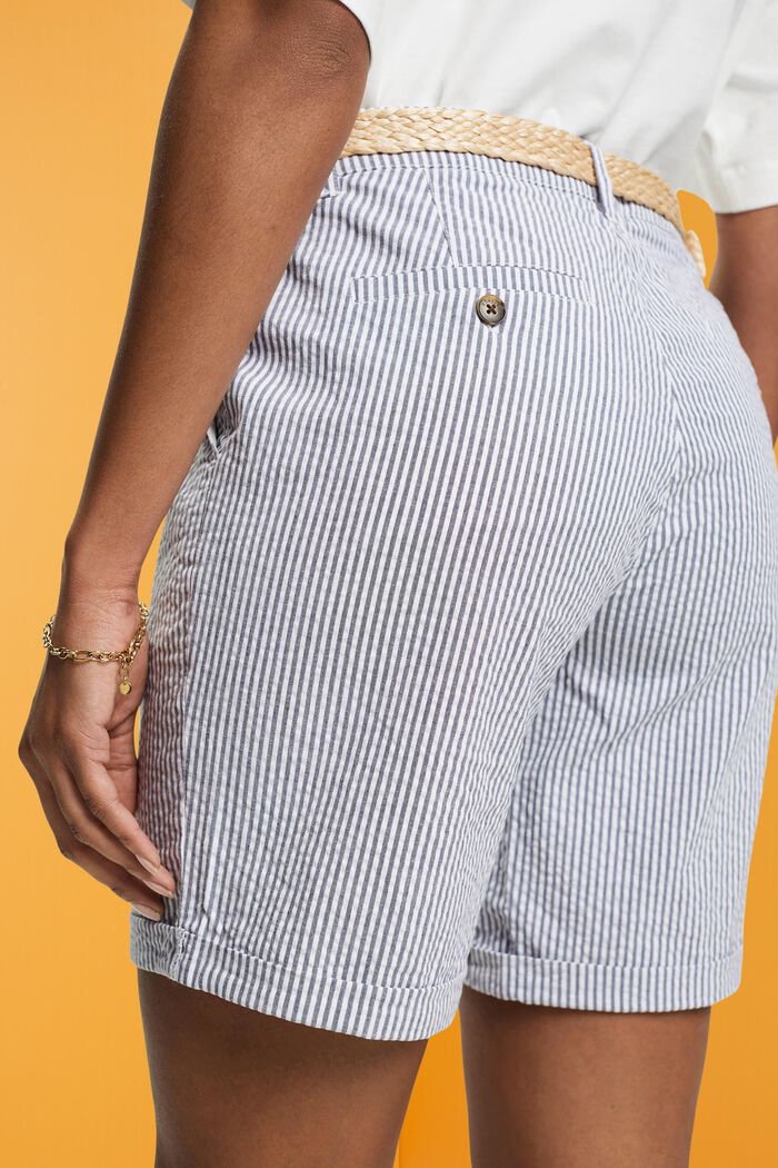 Gestreifte Shorts mit Raffia-Flechtgürtel