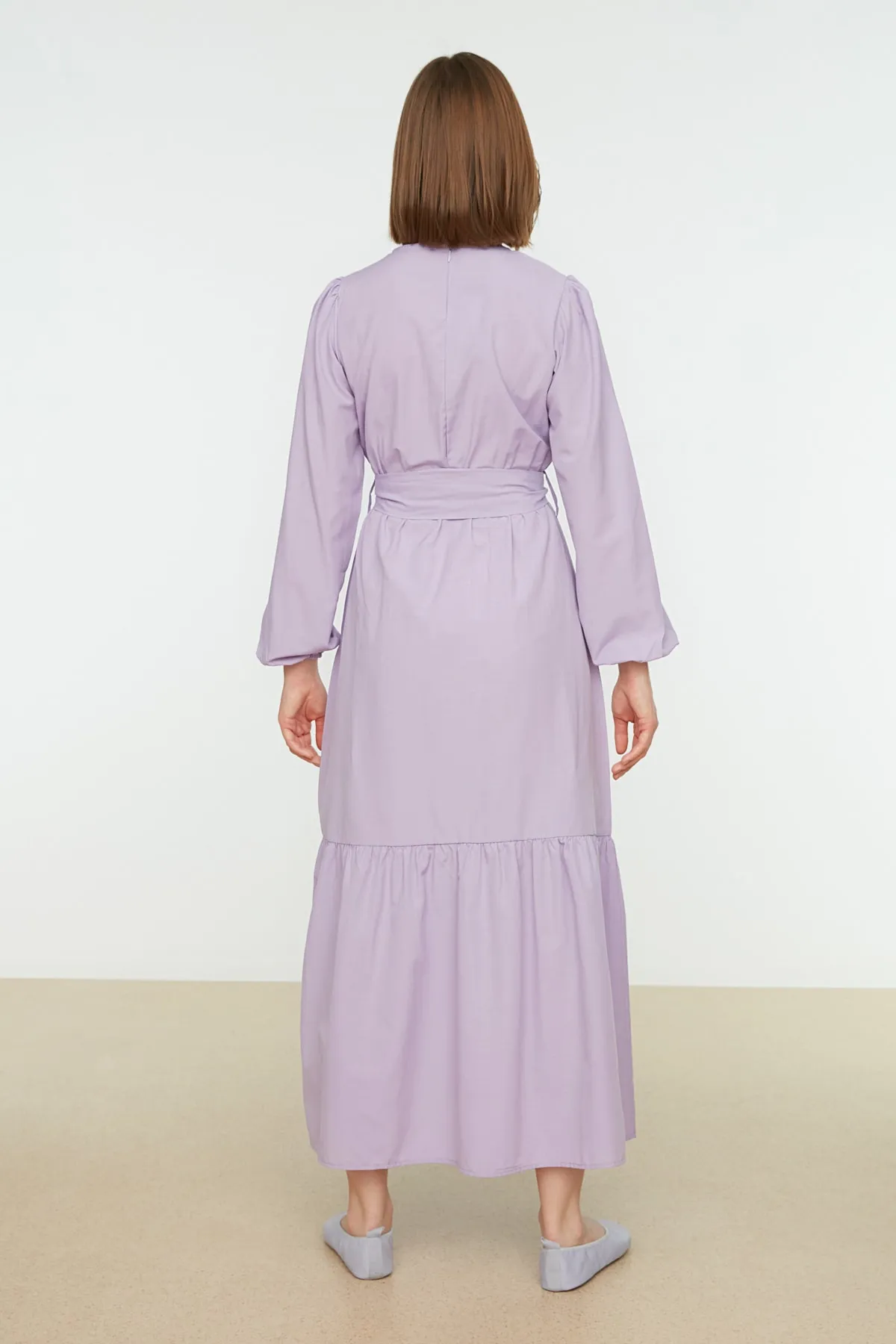 Trendyol Modest  Lila gewebtes Kleid mit Rundhalsausschnitt und Taillengürtel TCTSS21EL3330