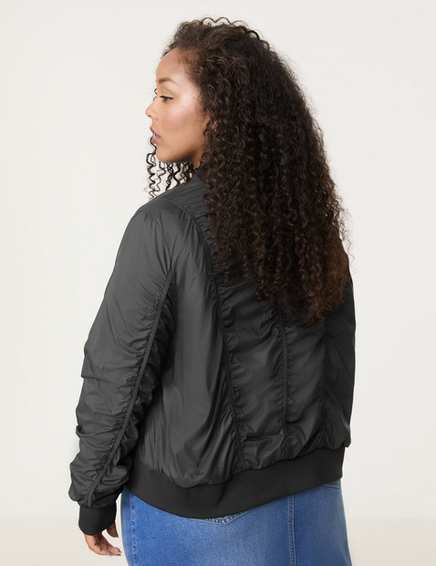 Trendjacke mit Raffnähten