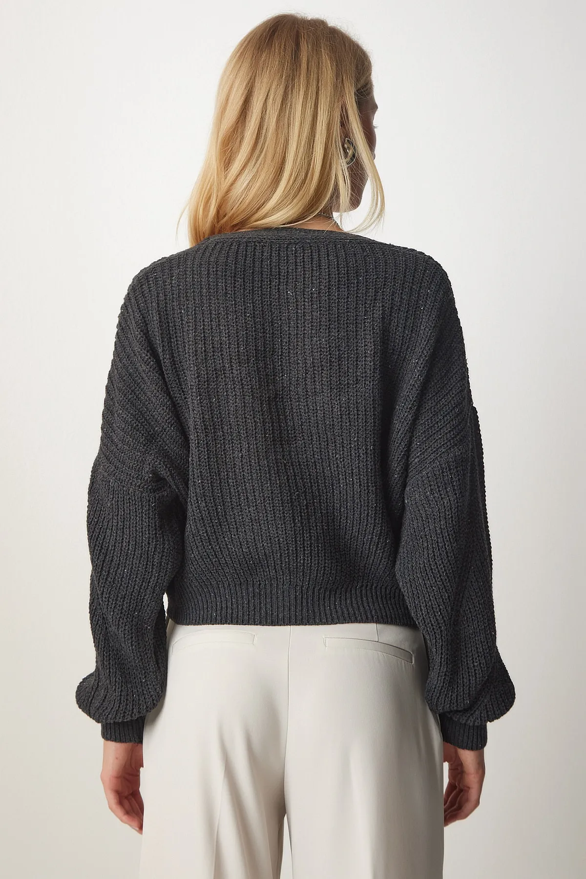 Happiness İstanbul  Anthrazitfarbene Orlon-Strickjacke mit V-Ausschnitt und Knopfleiste für Damen MC00210