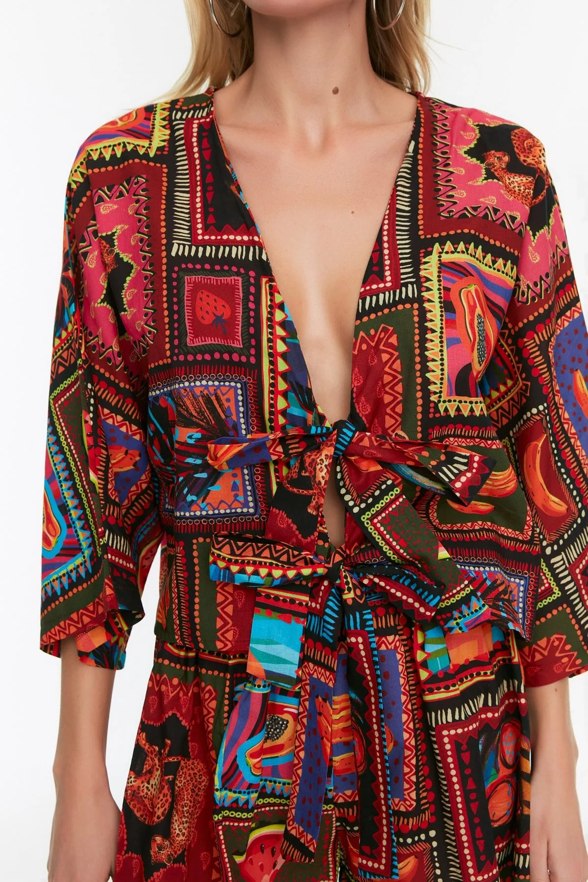 Trendyol Collection  Tropisch gemustertes, gewebtes Hemd-Shorts-Set aus 100 % Baumwolle TBESS22AU0086