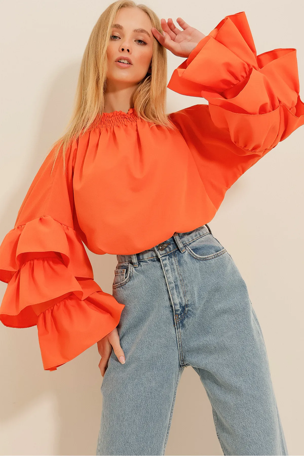 Trend Alaçatı Stili  Orangefarbene Damenbluse mit Rollkragen und Volant aus Webstoff ALC-X9762