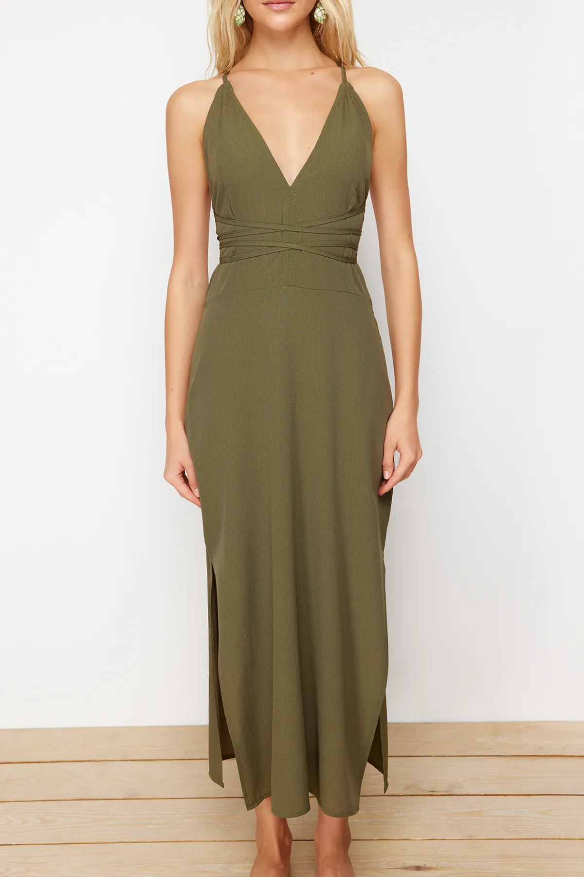 Trendyol Collection  Khakifarbenes Midi-Strandkleid mit gewebtem Rücken und tiefem Ausschnitt TBESS22EL0727