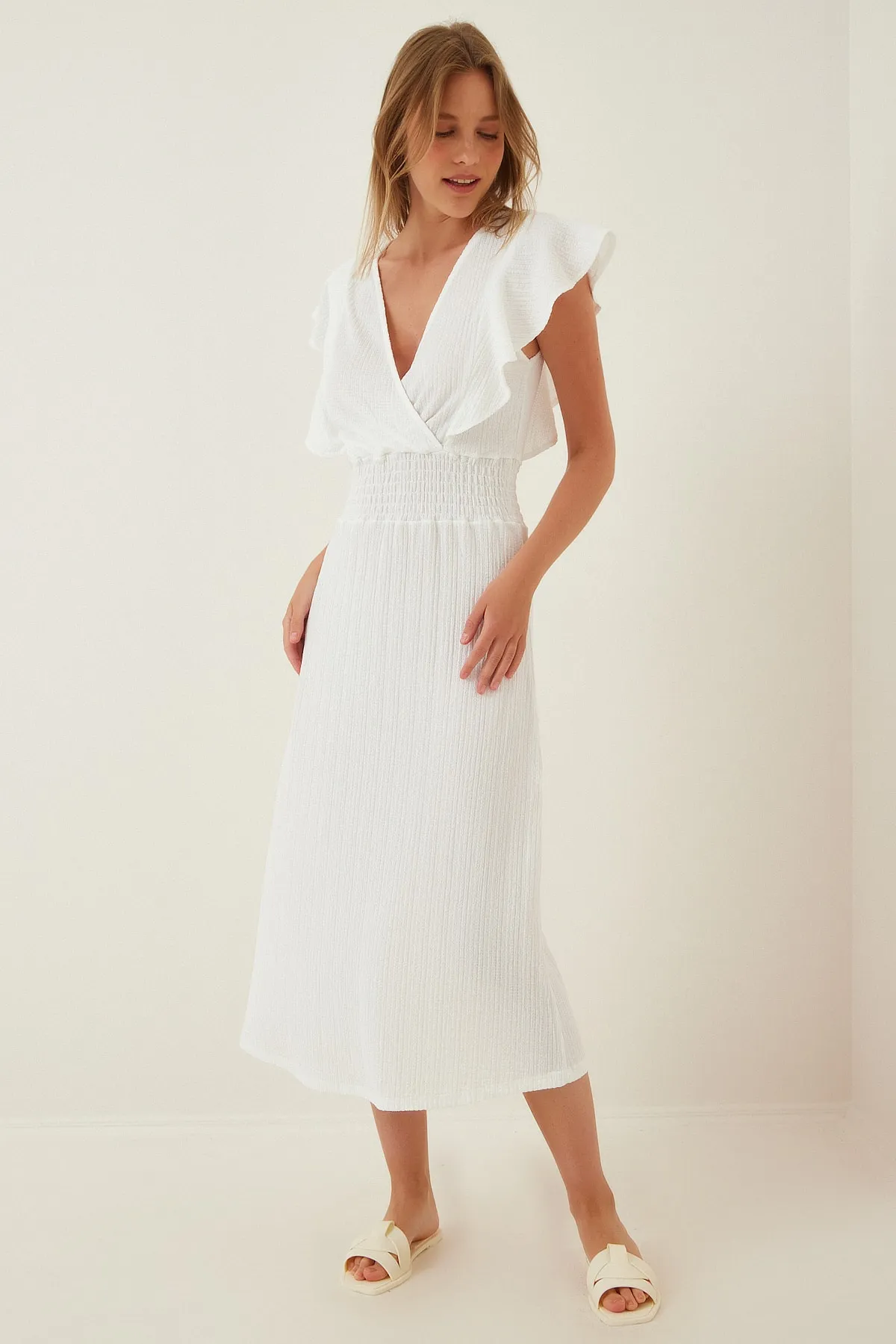 Happiness İstanbul  Weißes, strukturiertes Volant-Strickkleid für Damen CI00025
