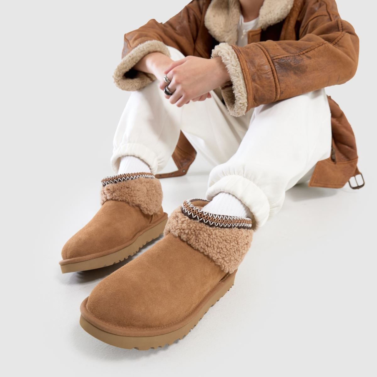 Klasické ultra mini maxi kudrnaté boty UGG v kaštanové barvě