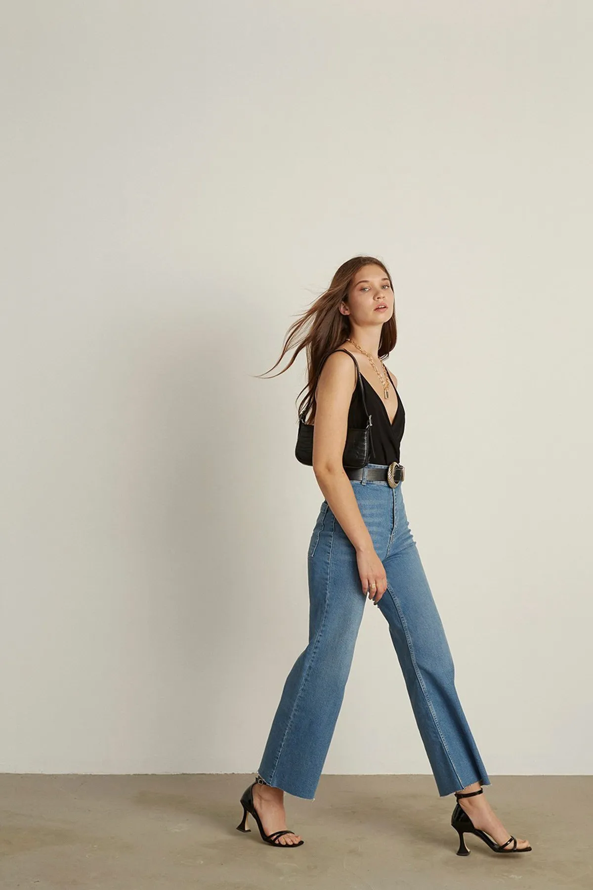 VATKALI  Blaue, ausgestellte Jeans mit weitem Bein