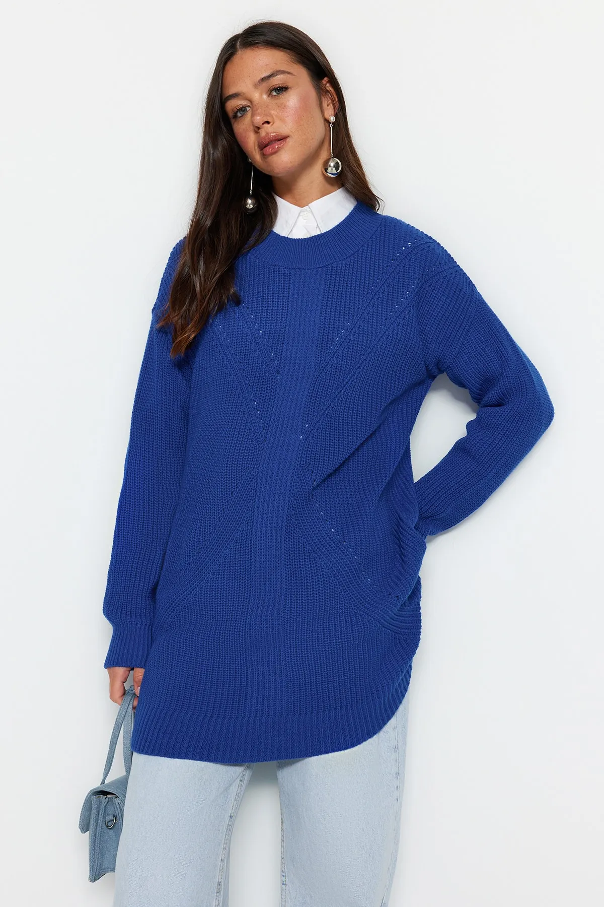Trendyol Modest  Saks Strickpullover mit Rundhalsausschnitt TCTAW24AK00023