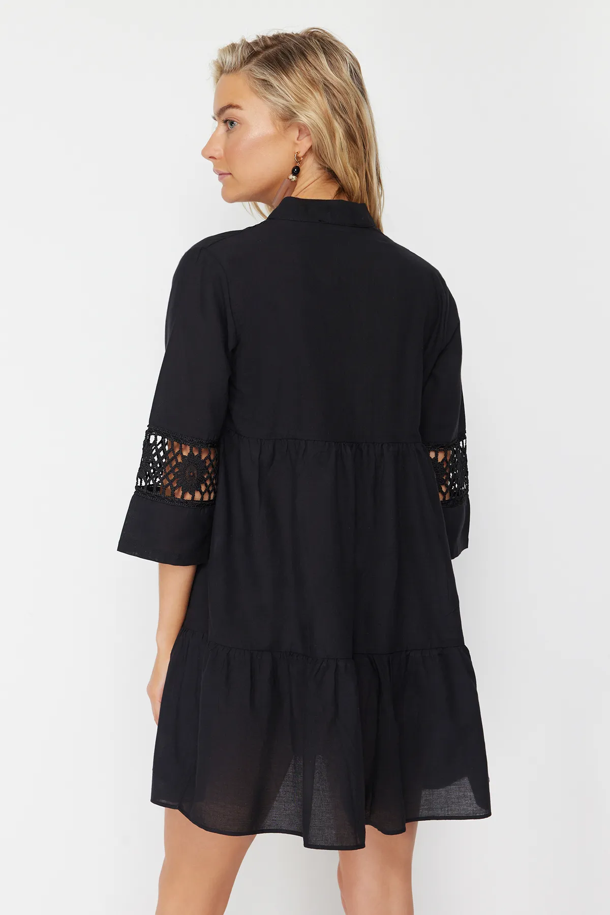 Trendyol Collection  Schwarzes Mini-Strandkleid aus 100 % Baumwolle mit gewebter Spitze und Details TBESS20EL0854