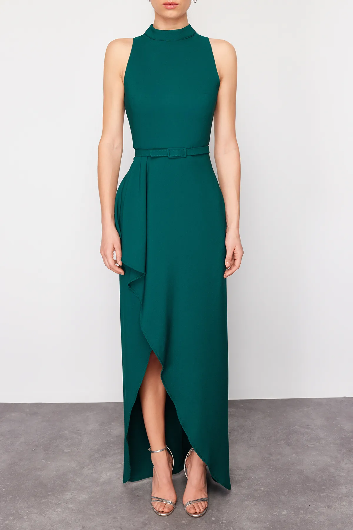 Trendyol Collection  Smaragdgrünes, langes, elegantes Abendkleid aus Webstoff mit Volantdetail und Gürtel TPRSS24AE00146